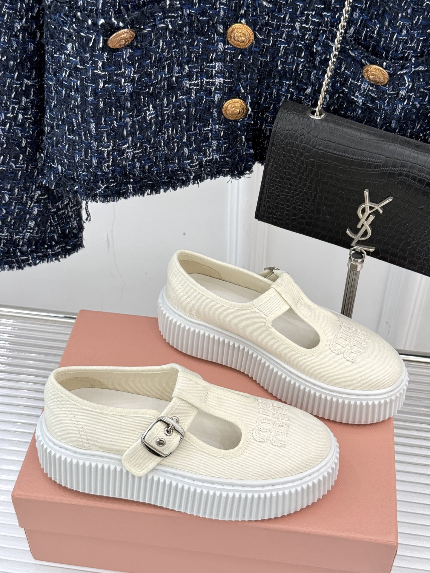 
Miu Miu/缪缪25s新品复古
厚底T字带帆布鞋
缪缪这一季也太少女 太好看了！
简约的设计搭配做