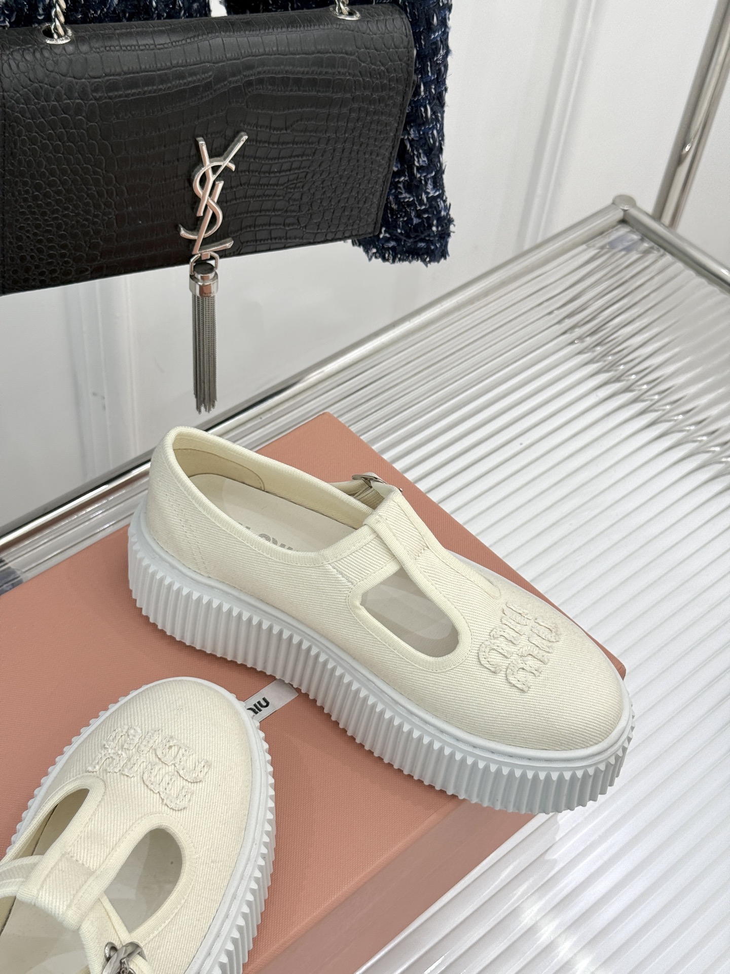 
Miu Miu/缪缪25s新品复古
厚底T字带帆布鞋
缪缪这一季也太少女 太好看了！
简约的设计搭配做