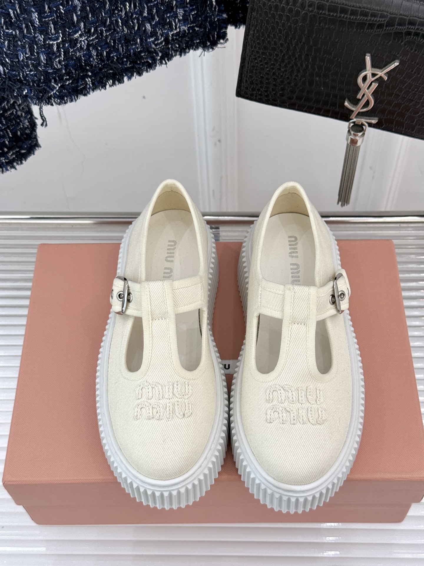 
Miu Miu/缪缪25s新品复古
厚底T字带帆布鞋
缪缪这一季也太少女 太好看了！
简约的设计搭配做