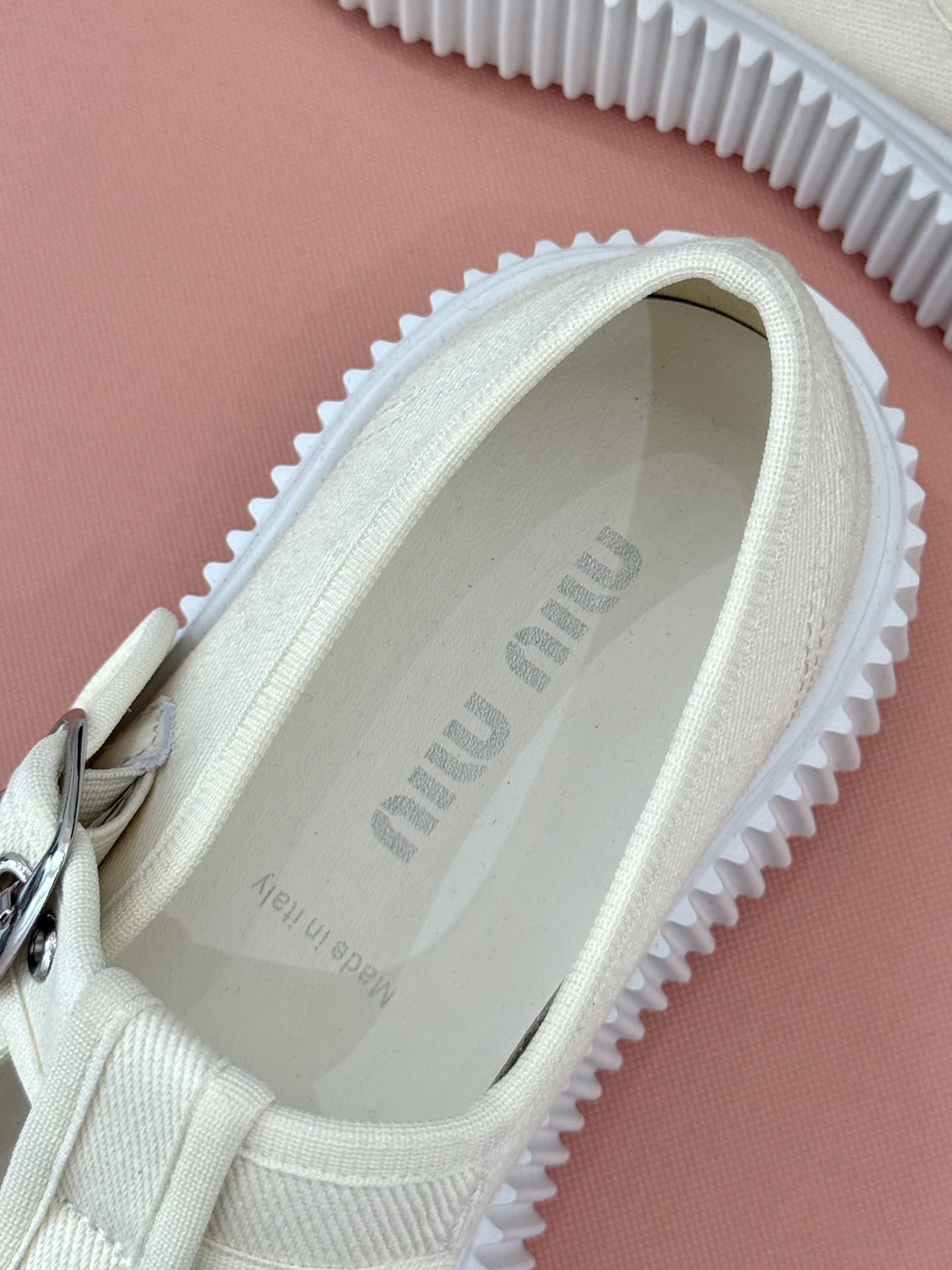 
Miu Miu/缪缪25s新品复古
厚底T字带帆布鞋
缪缪这一季也太少女 太好看了！
简约的设计搭配做