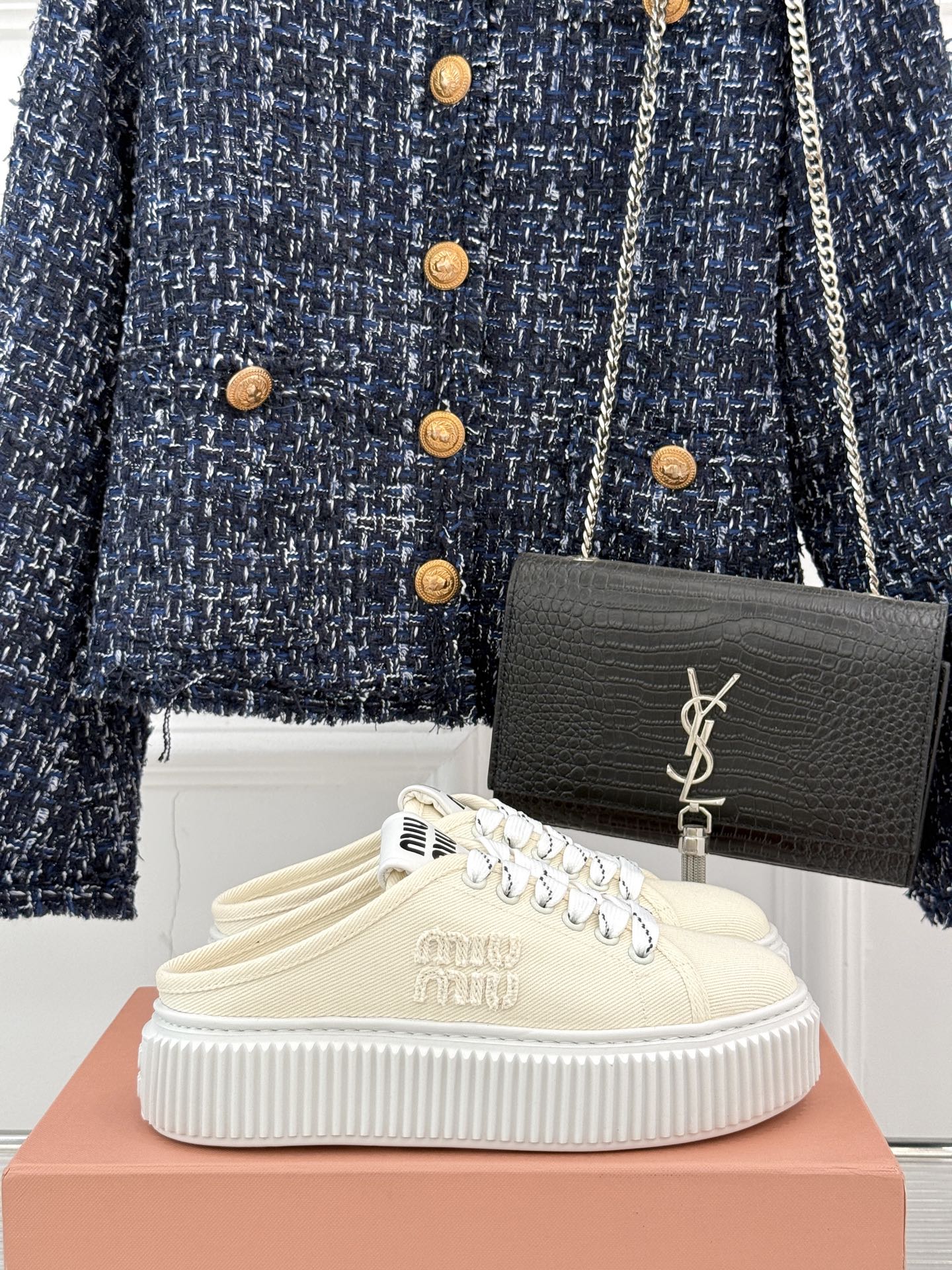 
Miu Miu/缪缪25s新品复古
厚底小白鞋帆布鞋半拖
缪缪这一季也太少女 太好看了！
简约的设计搭