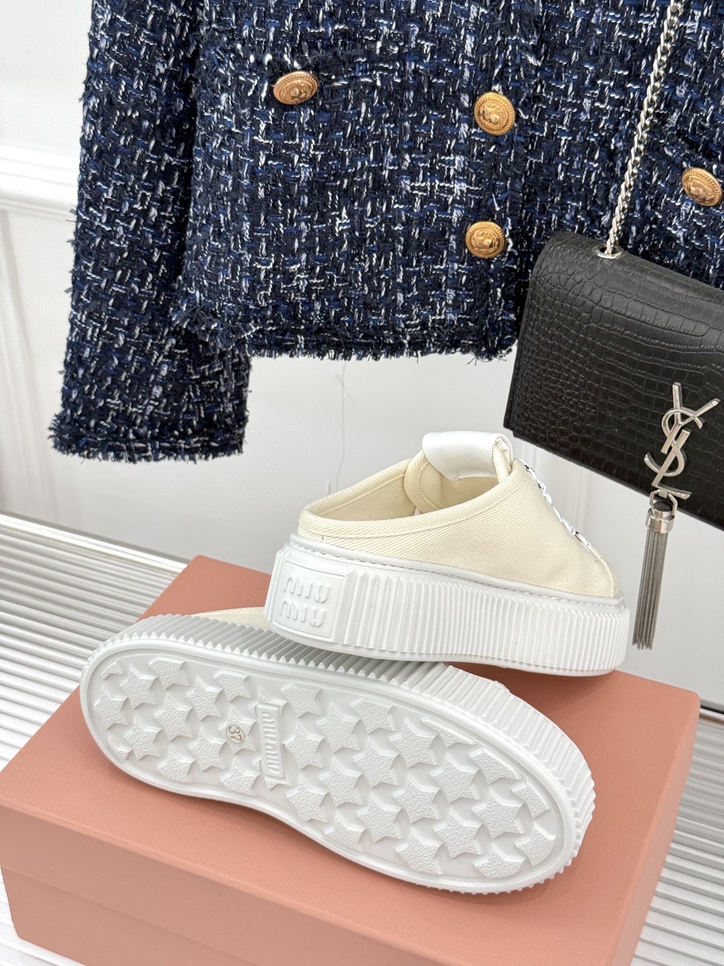 
Miu Miu/缪缪25s新品复古
厚底小白鞋帆布鞋半拖
缪缪这一季也太少女 太好看了！
简约的设计搭