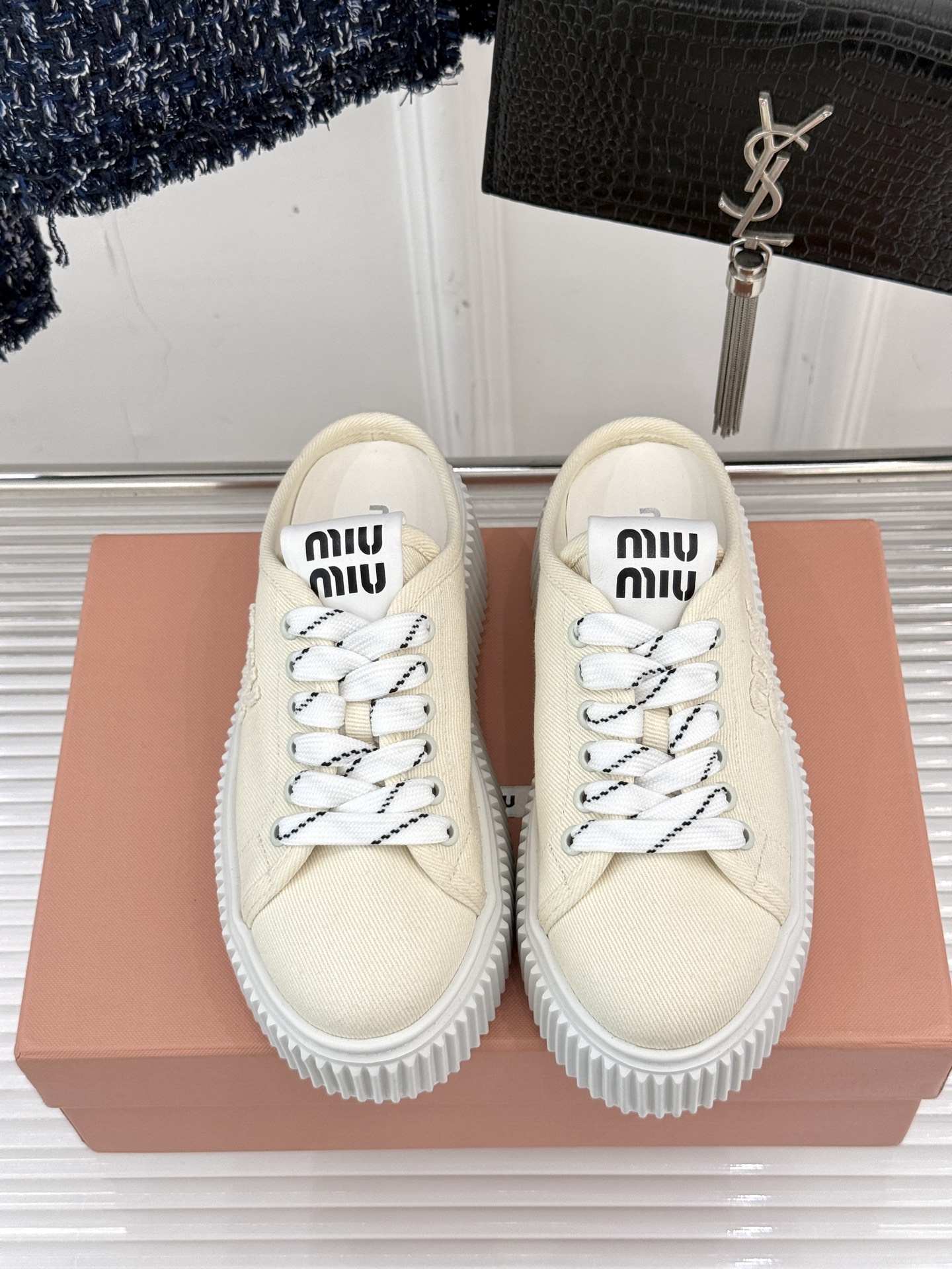 
Miu Miu/缪缪25s新品复古
厚底小白鞋帆布鞋半拖
缪缪这一季也太少女 太好看了！
简约的设计搭