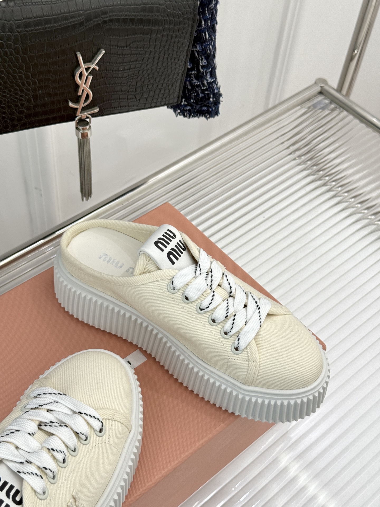 
Miu Miu/缪缪25s新品复古
厚底小白鞋帆布鞋半拖
缪缪这一季也太少女 太好看了！
简约的设计搭