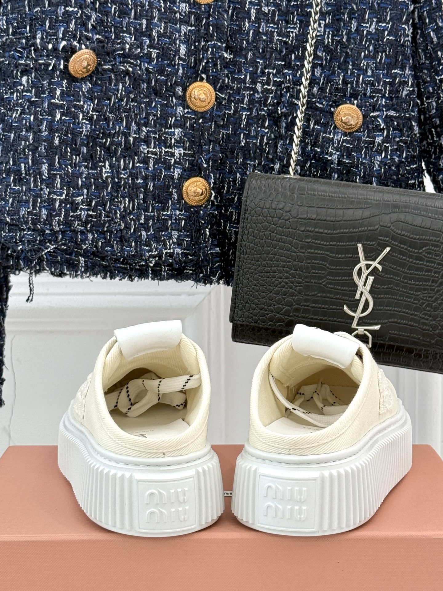 
Miu Miu/缪缪25s新品复古
厚底小白鞋帆布鞋半拖
缪缪这一季也太少女 太好看了！
简约的设计搭