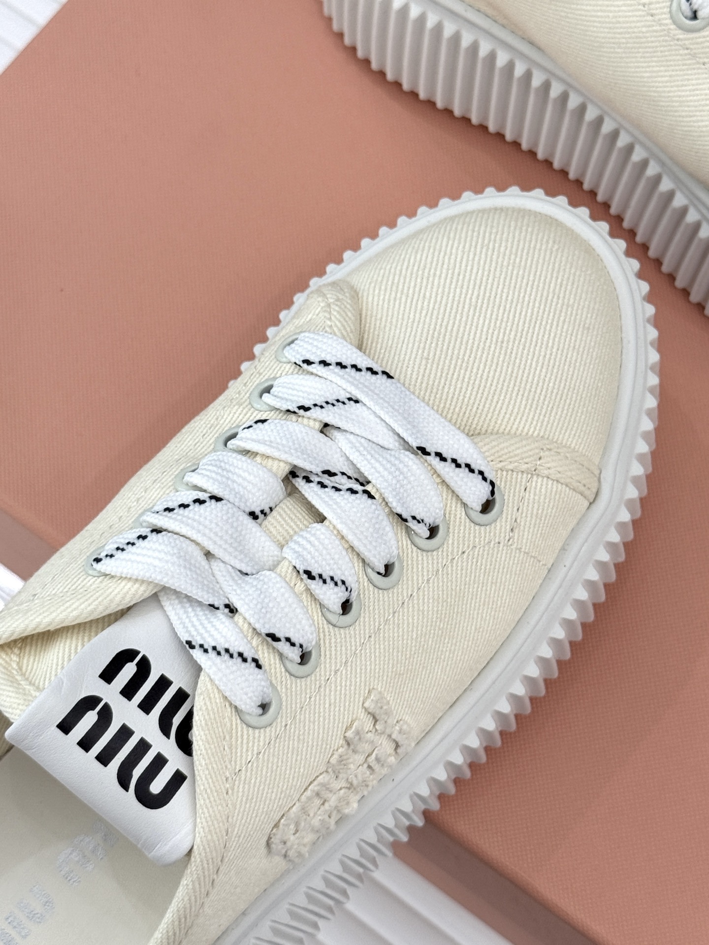
Miu Miu/缪缪25s新品复古
厚底小白鞋帆布鞋半拖
缪缪这一季也太少女 太好看了！
简约的设计搭