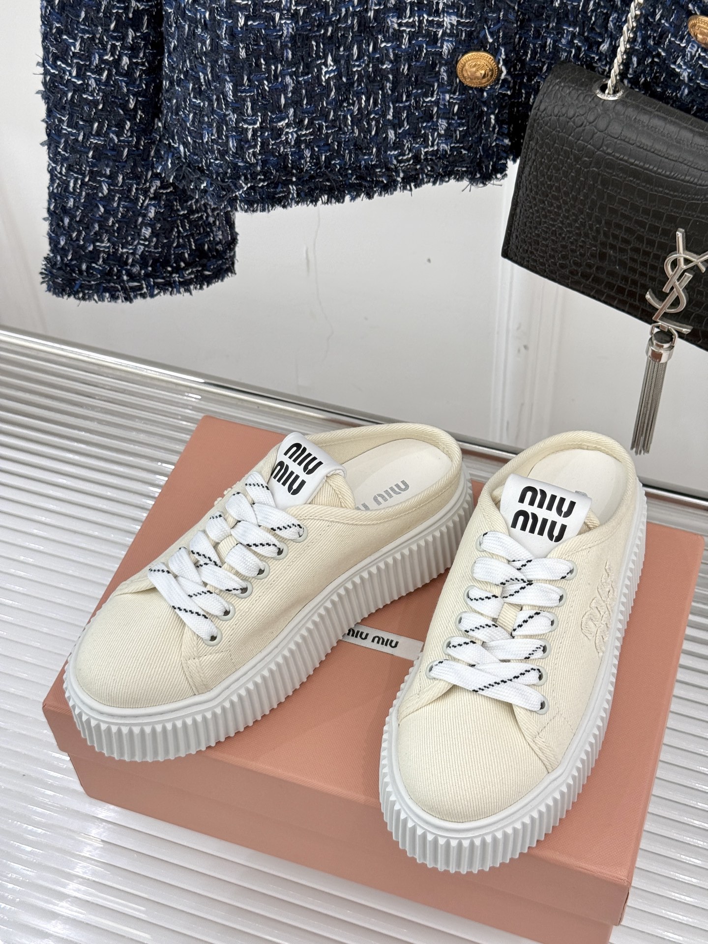 
Miu Miu/缪缪25s新品复古
厚底小白鞋帆布鞋半拖
缪缪这一季也太少女 太好看了！
简约的设计搭