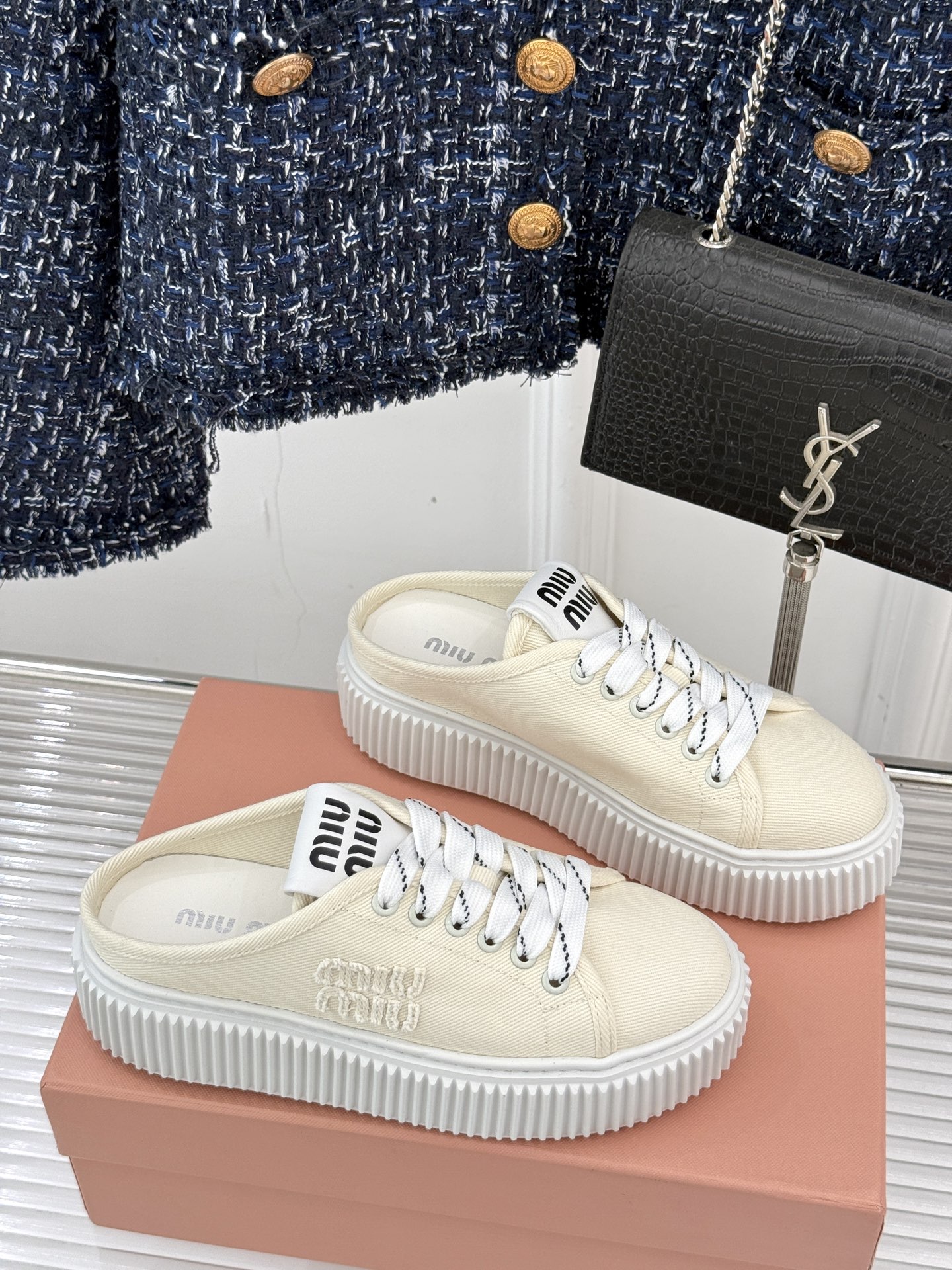 
Miu Miu/缪缪25s新品复古
厚底小白鞋帆布鞋半拖
缪缪这一季也太少女 太好看了！
简约的设计搭