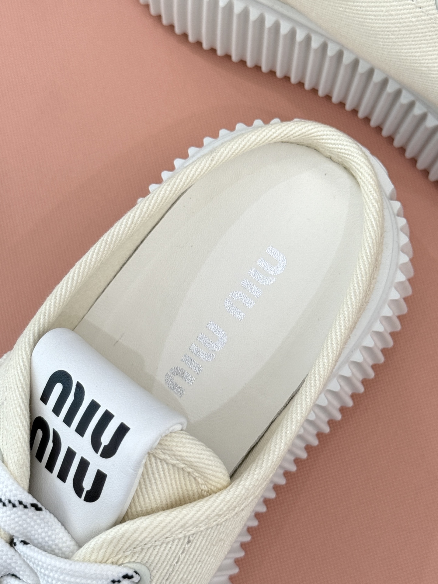 
Miu Miu/缪缪25s新品复古
厚底小白鞋帆布鞋半拖
缪缪这一季也太少女 太好看了！
简约的设计搭
