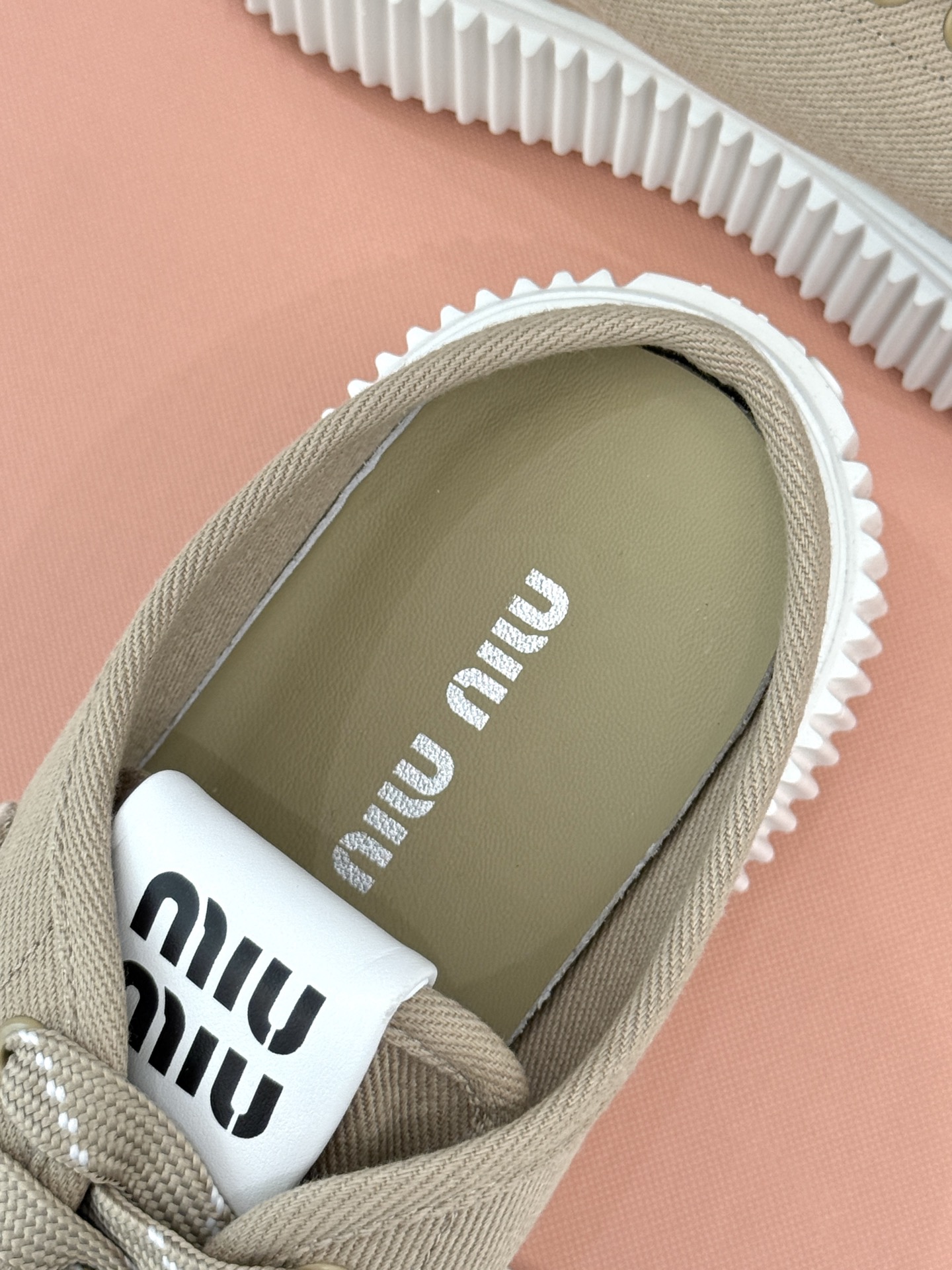 
Miu Miu/缪缪25s新品复古
厚底小白鞋帆布鞋半拖
缪缪这一季也太少女 太好看了！
简约的设计搭