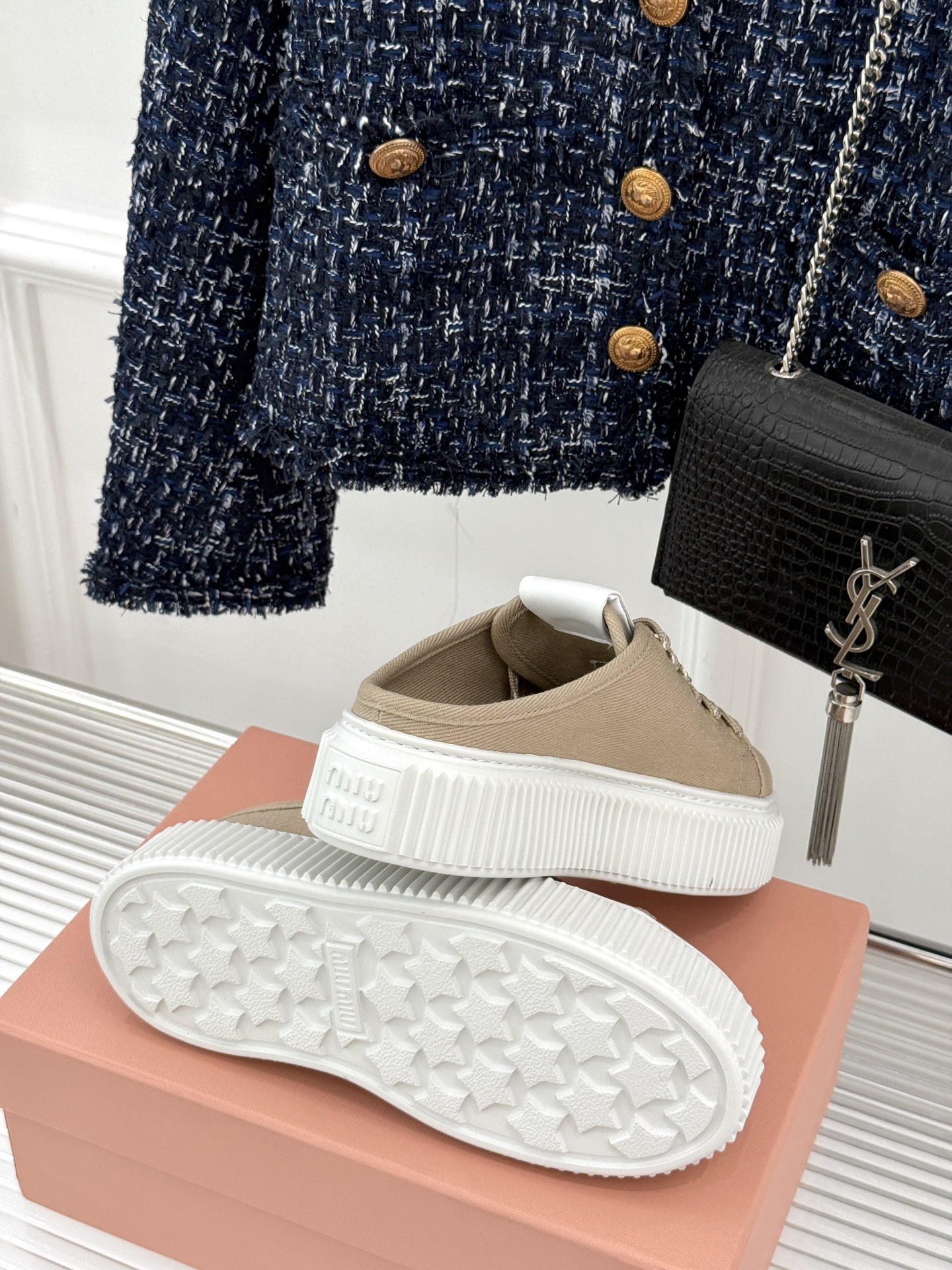 
Miu Miu/缪缪25s新品复古
厚底小白鞋帆布鞋半拖
缪缪这一季也太少女 太好看了！
简约的设计搭