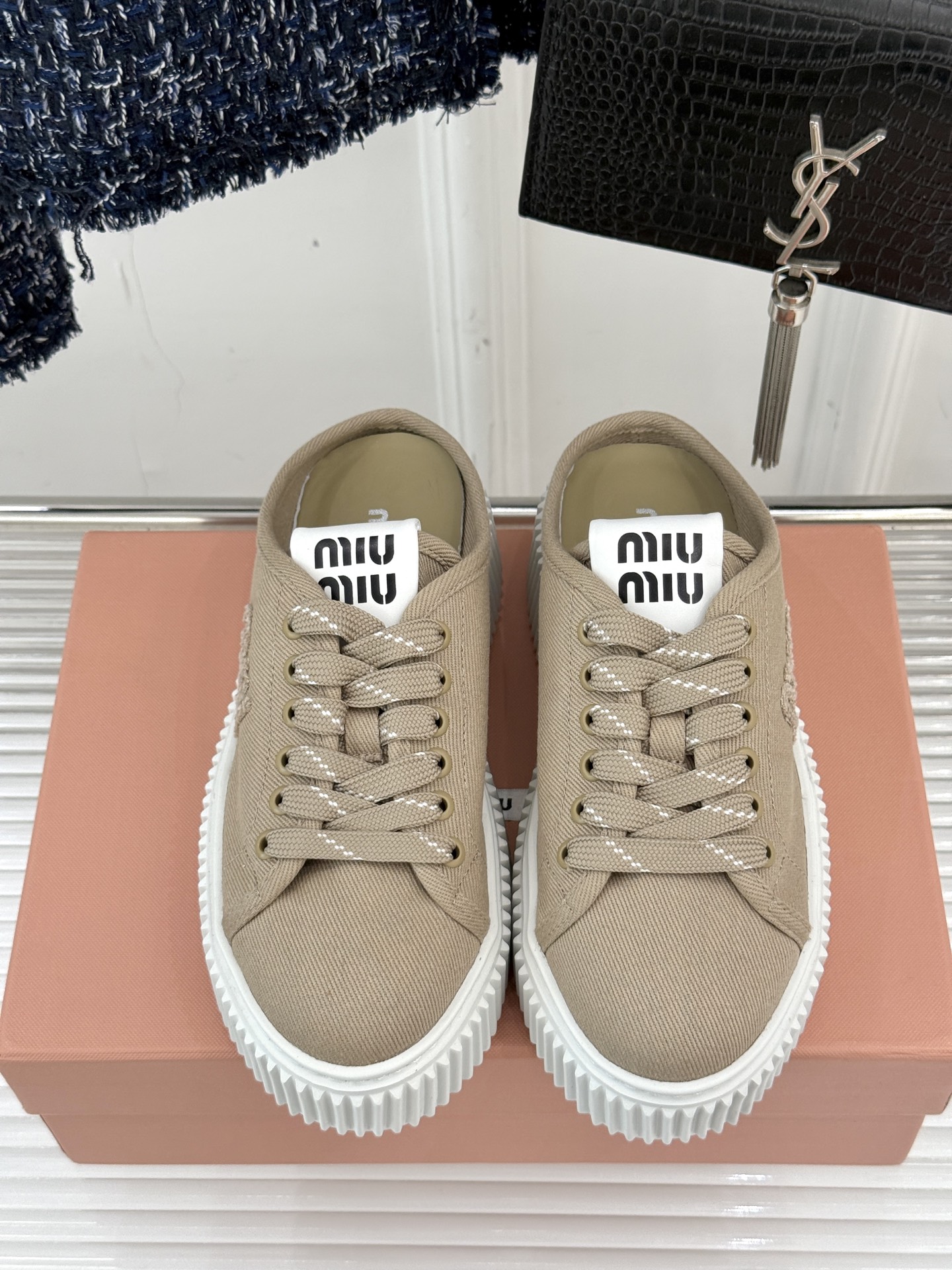 
Miu Miu/缪缪25s新品复古
厚底小白鞋帆布鞋半拖
缪缪这一季也太少女 太好看了！
简约的设计搭