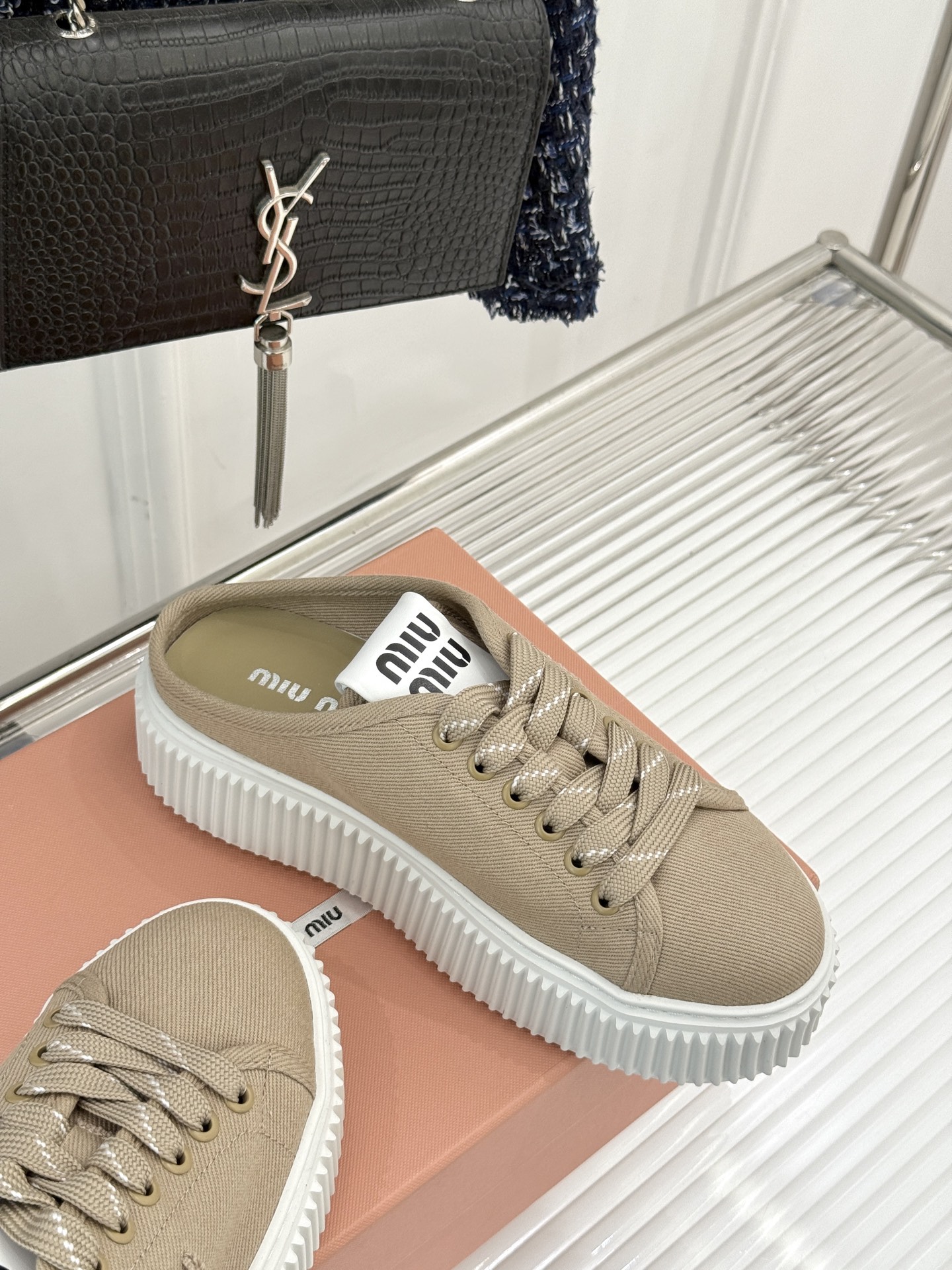 
Miu Miu/缪缪25s新品复古
厚底小白鞋帆布鞋半拖
缪缪这一季也太少女 太好看了！
简约的设计搭