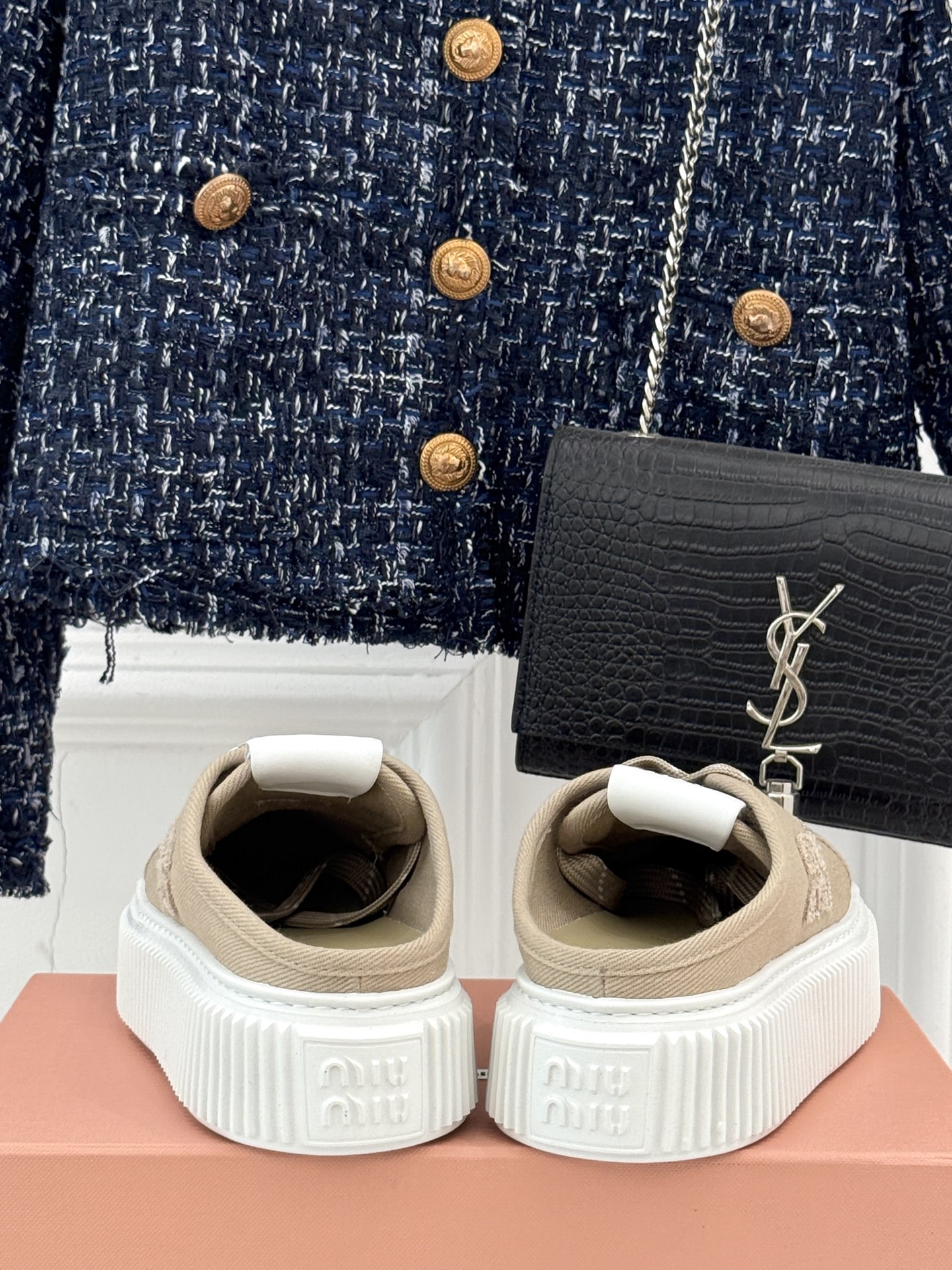 
Miu Miu/缪缪25s新品复古
厚底小白鞋帆布鞋半拖
缪缪这一季也太少女 太好看了！
简约的设计搭