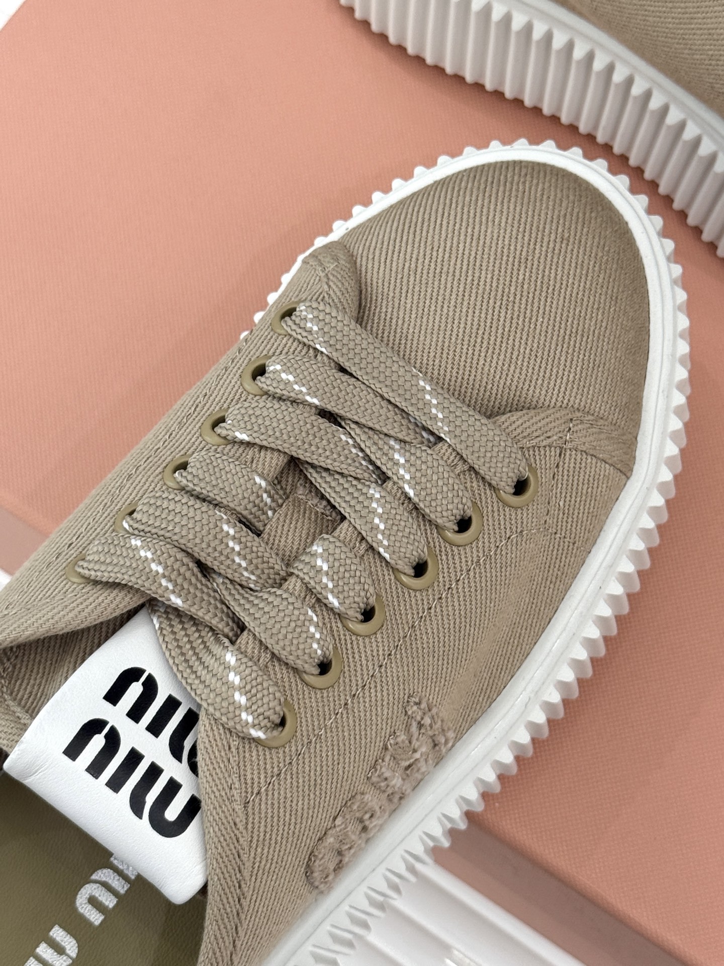 
Miu Miu/缪缪25s新品复古
厚底小白鞋帆布鞋半拖
缪缪这一季也太少女 太好看了！
简约的设计搭
