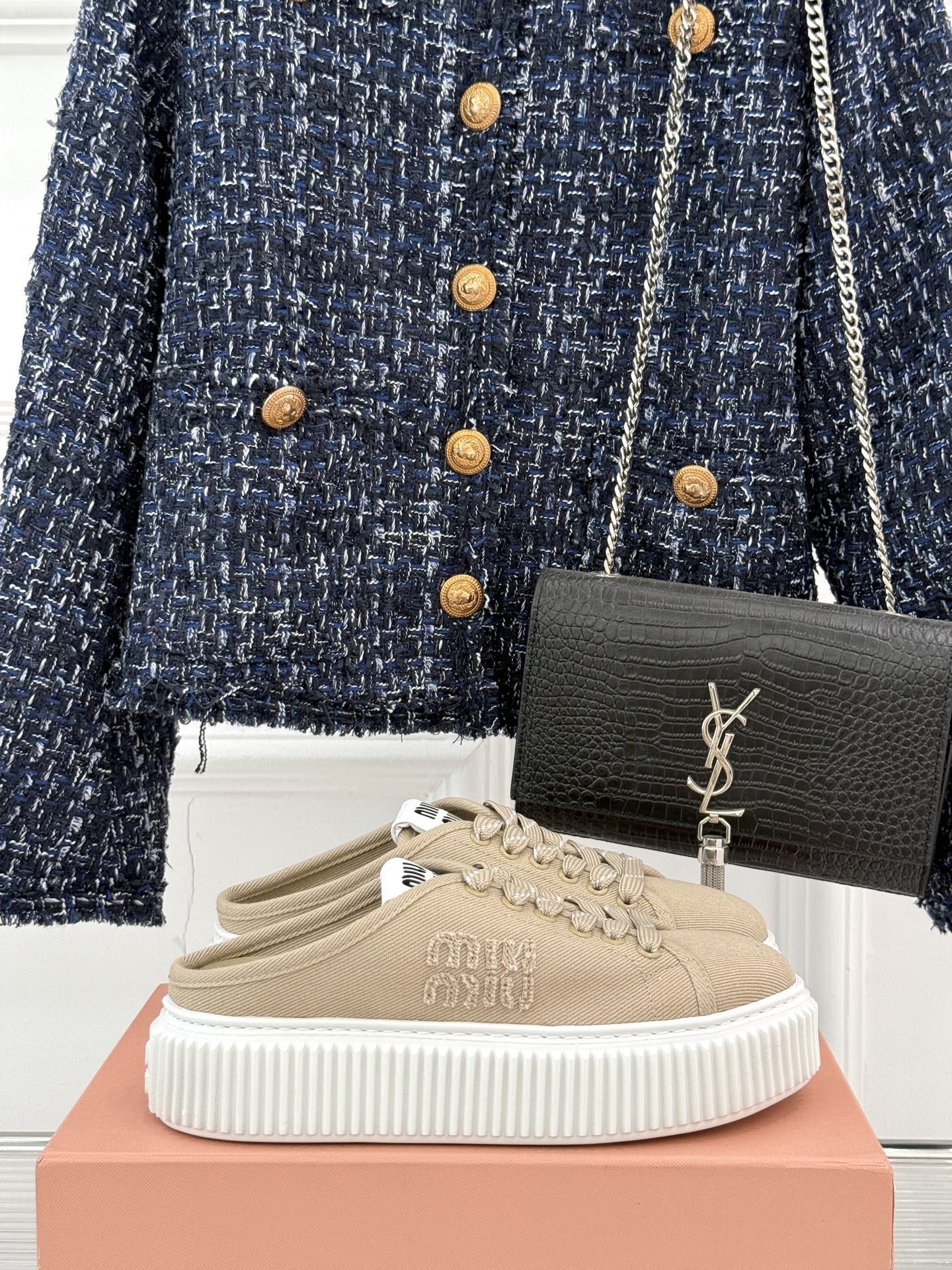 
Miu Miu/缪缪25s新品复古
厚底小白鞋帆布鞋半拖
缪缪这一季也太少女 太好看了！
简约的设计搭