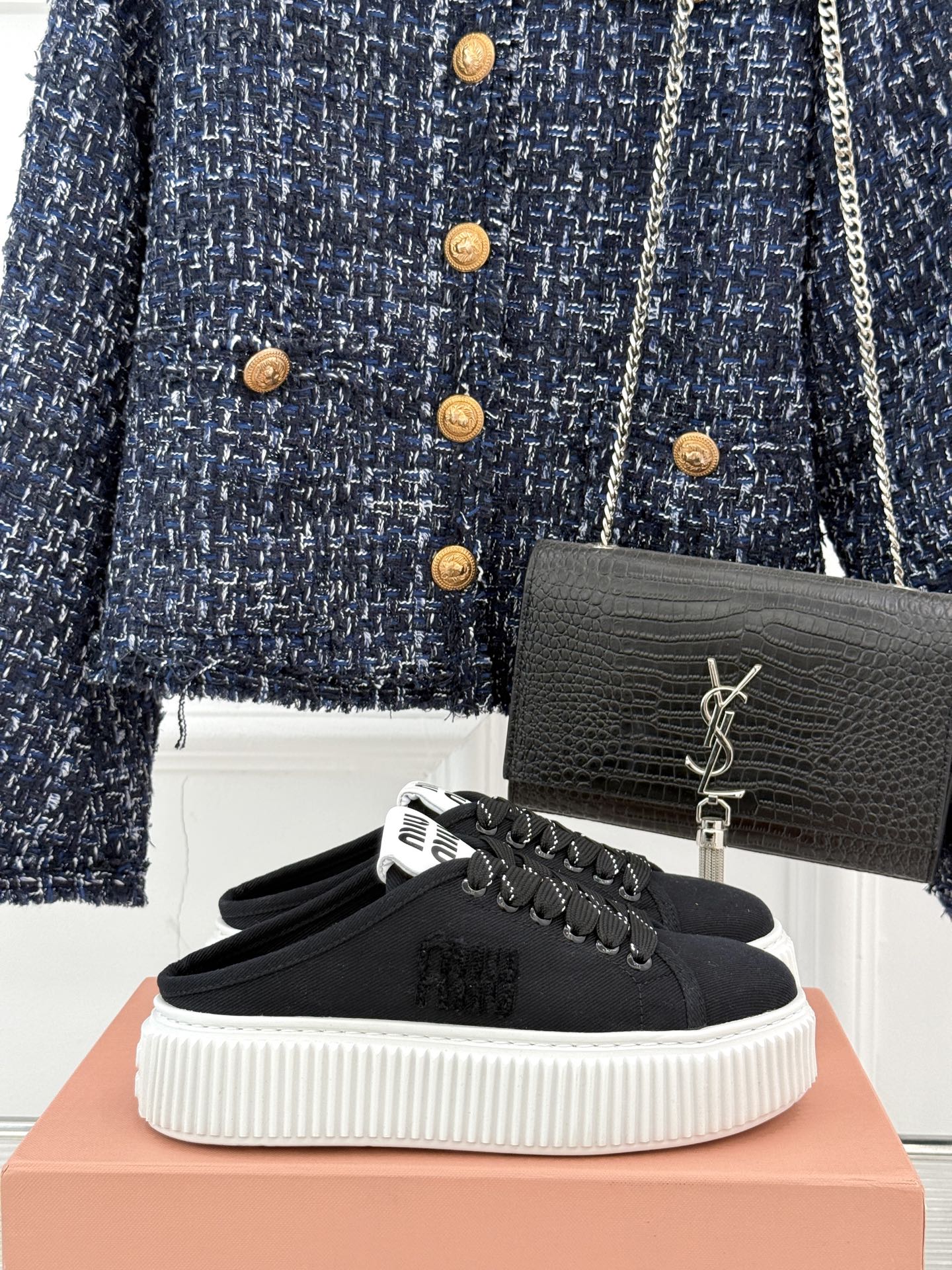 
Miu Miu/缪缪25s新品复古
厚底小白鞋帆布鞋半拖
缪缪这一季也太少女 太好看了！
简约的设计搭
