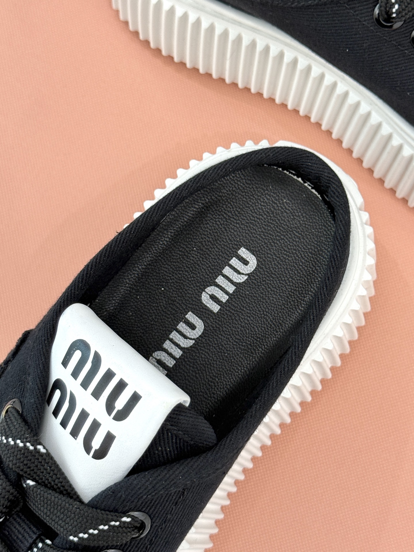 
Miu Miu/缪缪25s新品复古
厚底小白鞋帆布鞋半拖
缪缪这一季也太少女 太好看了！
简约的设计搭