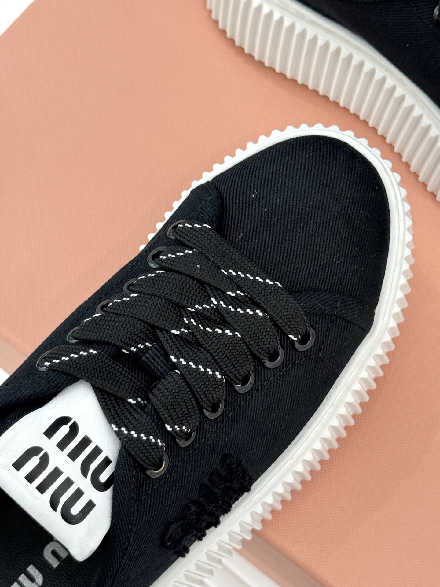 
Miu Miu/缪缪25s新品复古
厚底小白鞋帆布鞋半拖
缪缪这一季也太少女 太好看了！
简约的设计搭