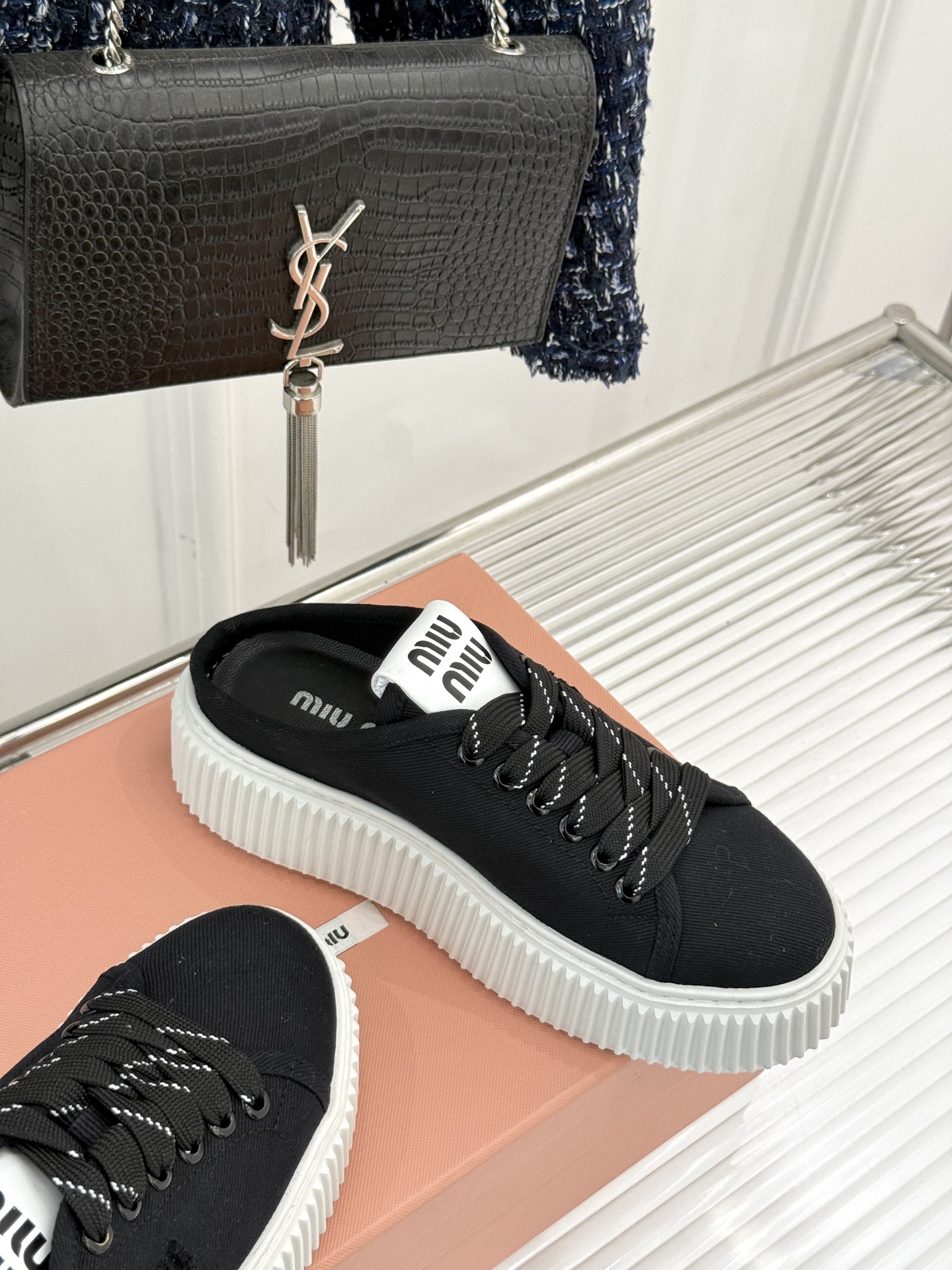 
Miu Miu/缪缪25s新品复古
厚底小白鞋帆布鞋半拖
缪缪这一季也太少女 太好看了！
简约的设计搭