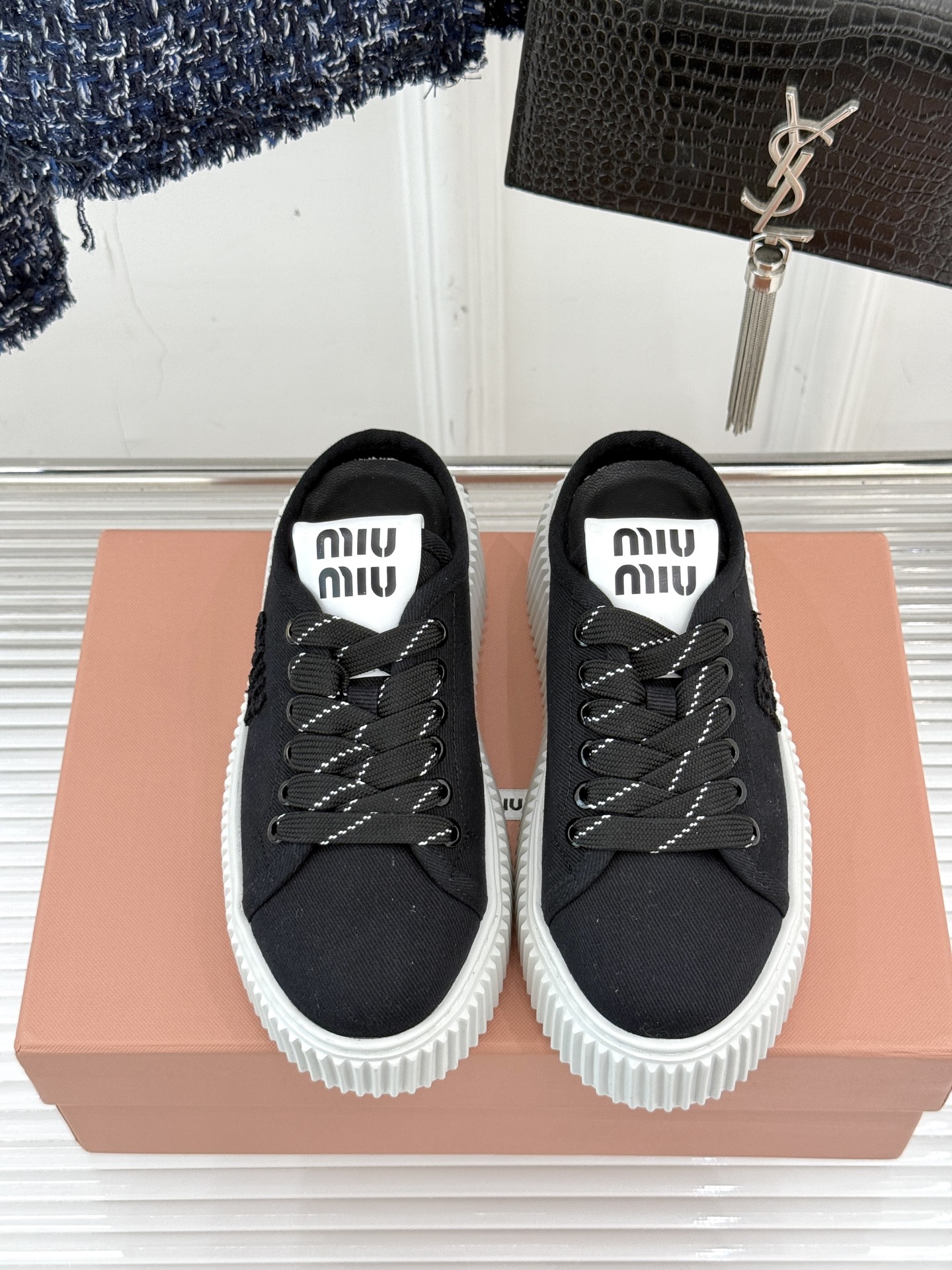 
Miu Miu/缪缪25s新品复古
厚底小白鞋帆布鞋半拖
缪缪这一季也太少女 太好看了！
简约的设计搭