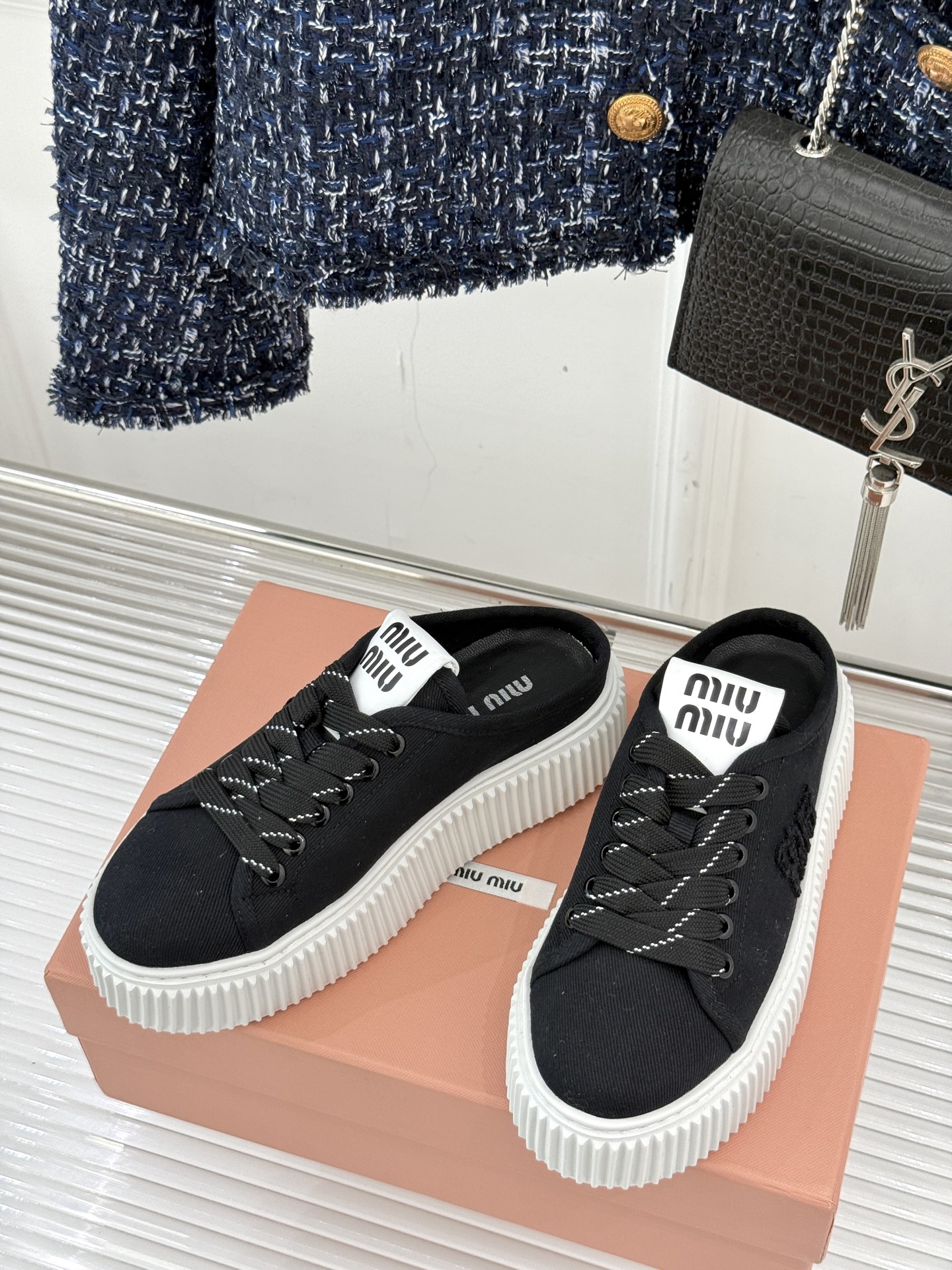 
Miu Miu/缪缪25s新品复古
厚底小白鞋帆布鞋半拖
缪缪这一季也太少女 太好看了！
简约的设计搭