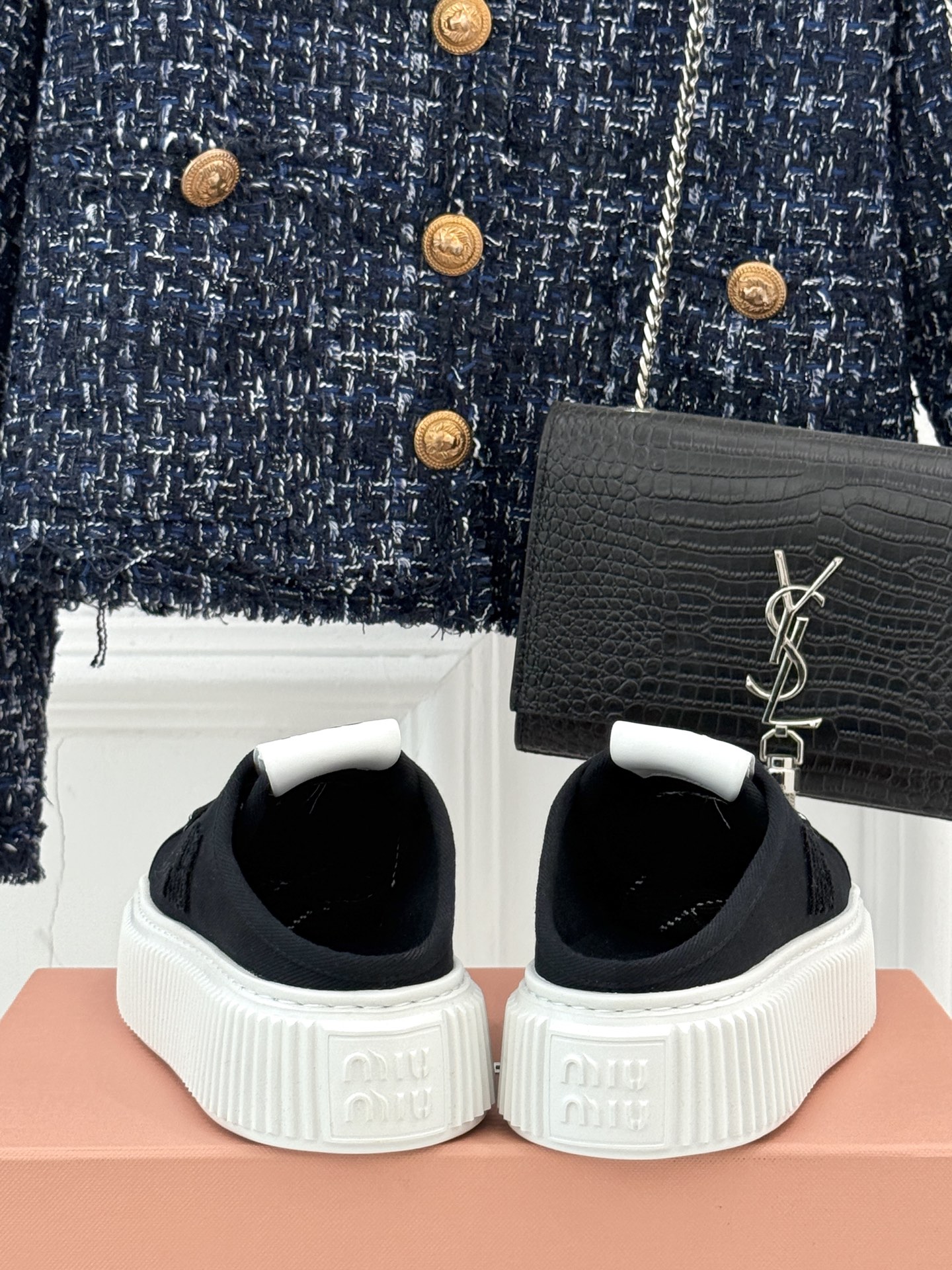 
Miu Miu/缪缪25s新品复古
厚底小白鞋帆布鞋半拖
缪缪这一季也太少女 太好看了！
简约的设计搭