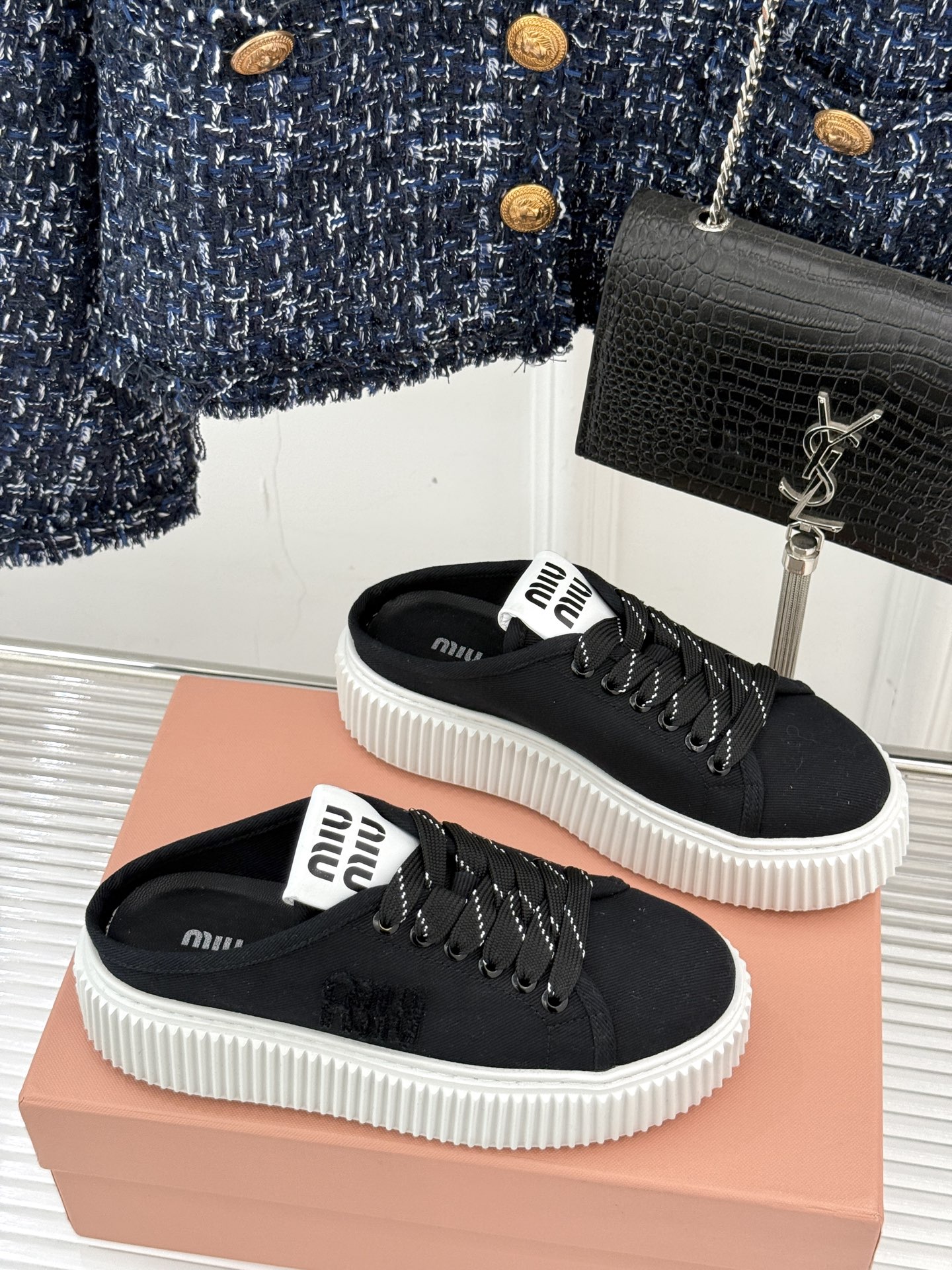 
Miu Miu/缪缪25s新品复古
厚底小白鞋帆布鞋半拖
缪缪这一季也太少女 太好看了！
简约的设计搭