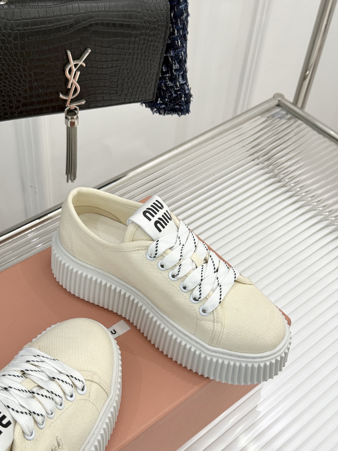 
Miu Miu/缪缪25s新品复古
厚底小白鞋帆布鞋半拖
缪缪这一季也太少女 太好看了！
简约的设计搭