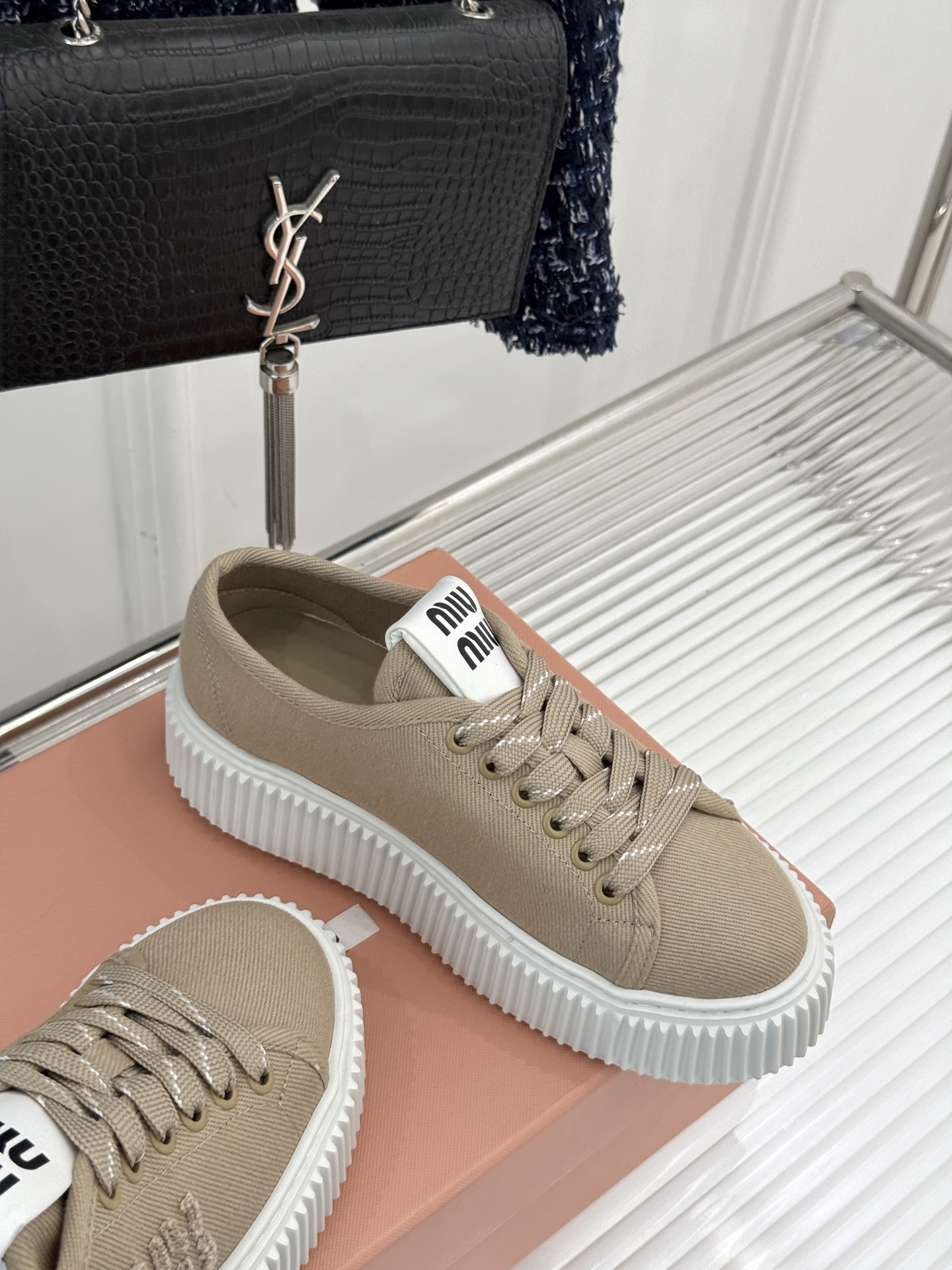 
Miu Miu/缪缪25s新品复古
厚底小白鞋帆布鞋半拖
缪缪这一季也太少女 太好看了！
简约的设计搭