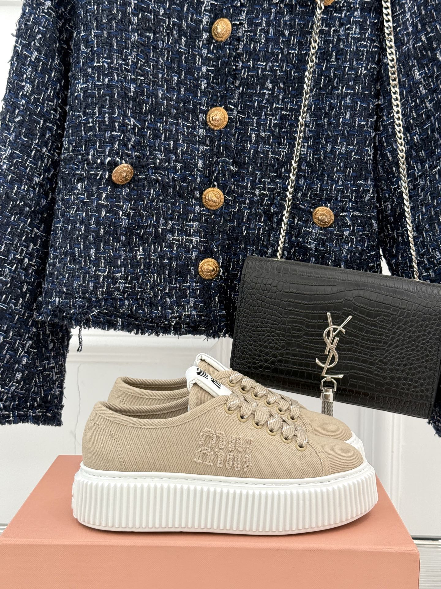 
Miu Miu/缪缪25s新品复古
厚底小白鞋帆布鞋半拖
缪缪这一季也太少女 太好看了！
简约的设计搭