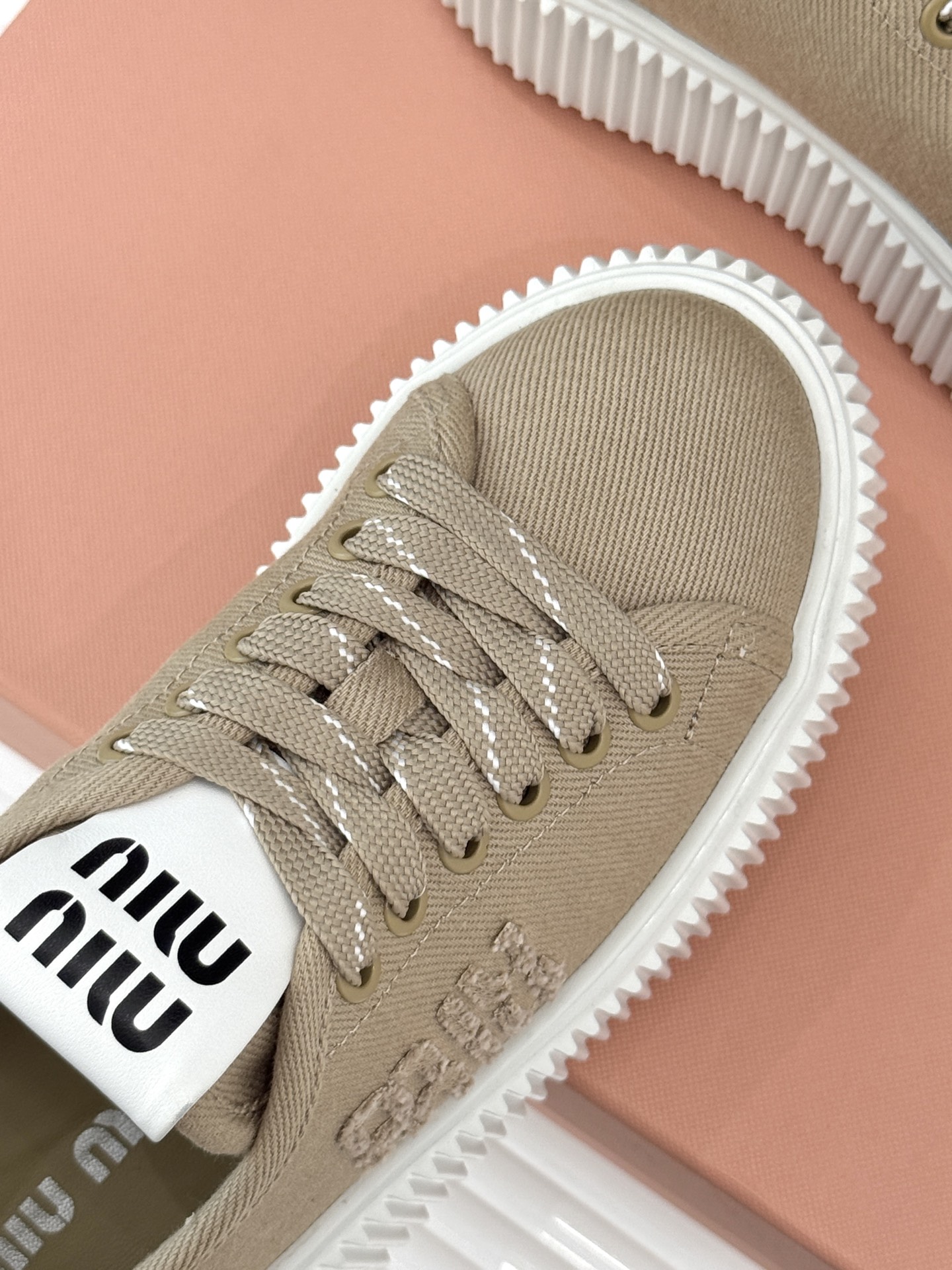 
Miu Miu/缪缪25s新品复古
厚底小白鞋帆布鞋半拖
缪缪这一季也太少女 太好看了！
简约的设计搭