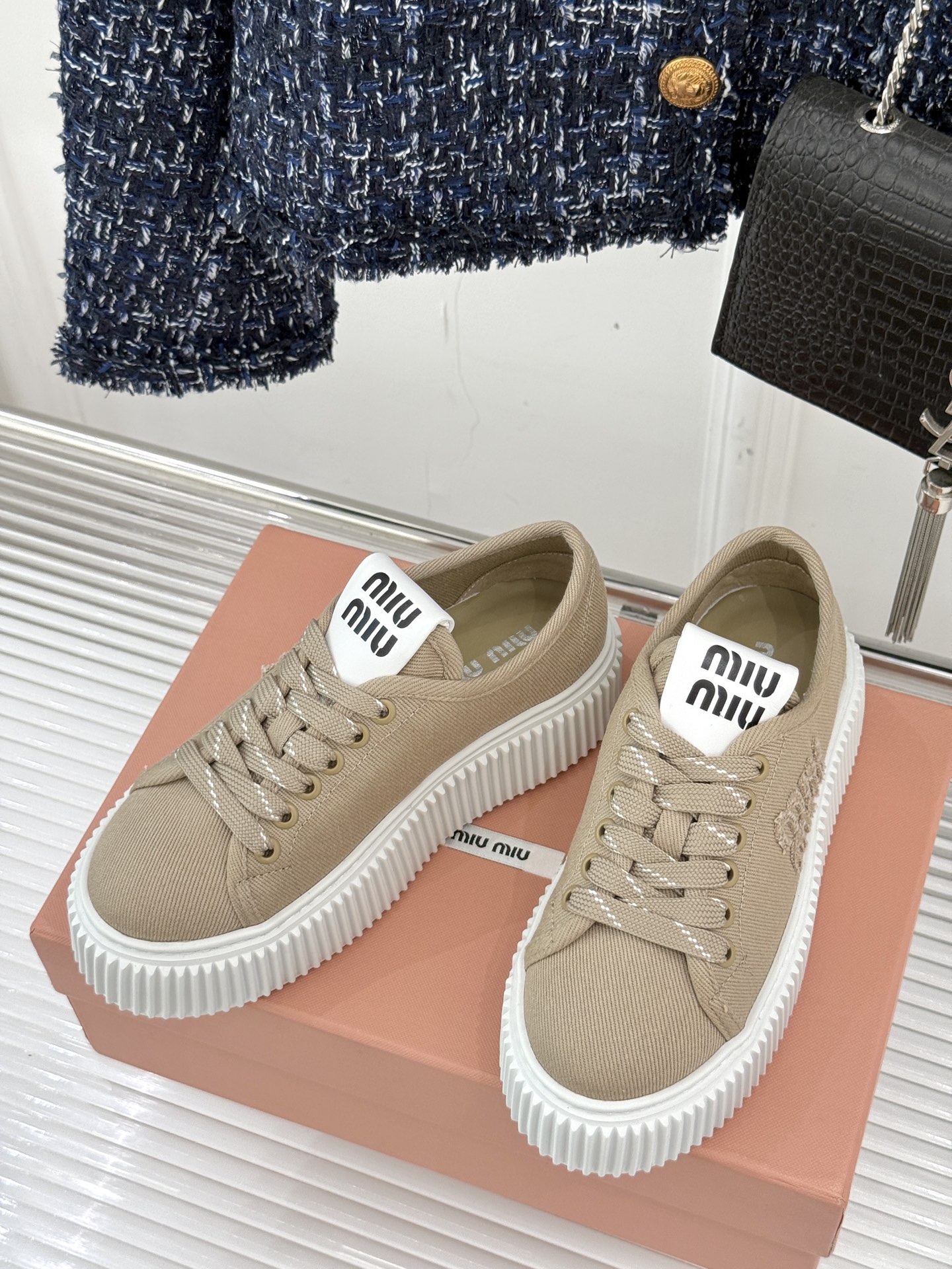 
Miu Miu/缪缪25s新品复古
厚底小白鞋帆布鞋半拖
缪缪这一季也太少女 太好看了！
简约的设计搭