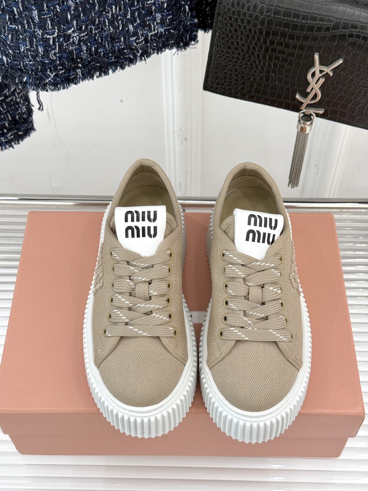 
Miu Miu/缪缪25s新品复古
厚底小白鞋帆布鞋半拖
缪缪这一季也太少女 太好看了！
简约的设计搭