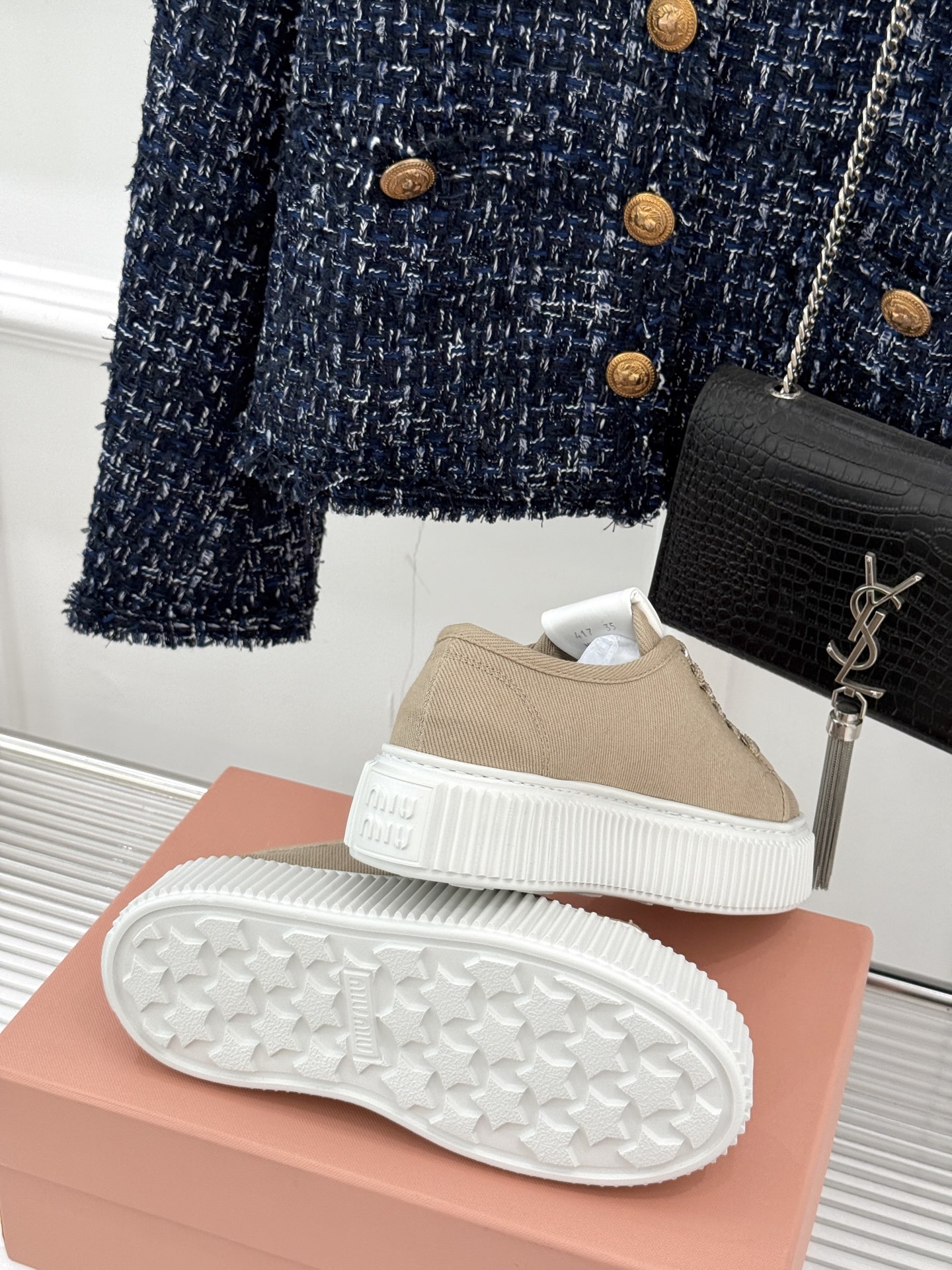 
Miu Miu/缪缪25s新品复古
厚底小白鞋帆布鞋半拖
缪缪这一季也太少女 太好看了！
简约的设计搭
