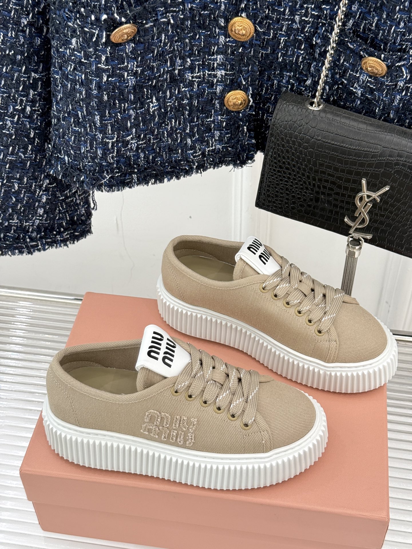 
Miu Miu/缪缪25s新品复古
厚底小白鞋帆布鞋半拖
缪缪这一季也太少女 太好看了！
简约的设计搭