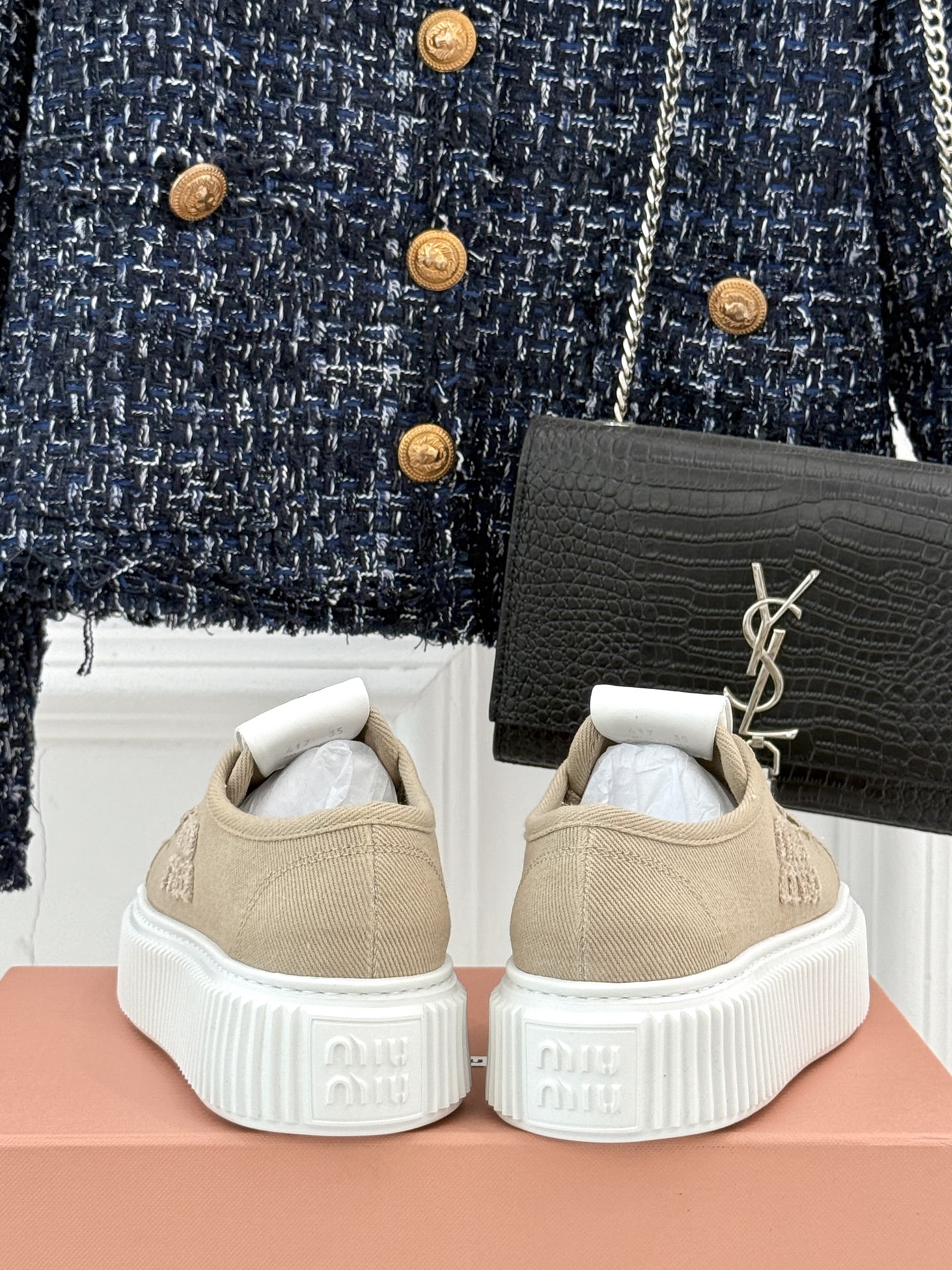 
Miu Miu/缪缪25s新品复古
厚底小白鞋帆布鞋半拖
缪缪这一季也太少女 太好看了！
简约的设计搭