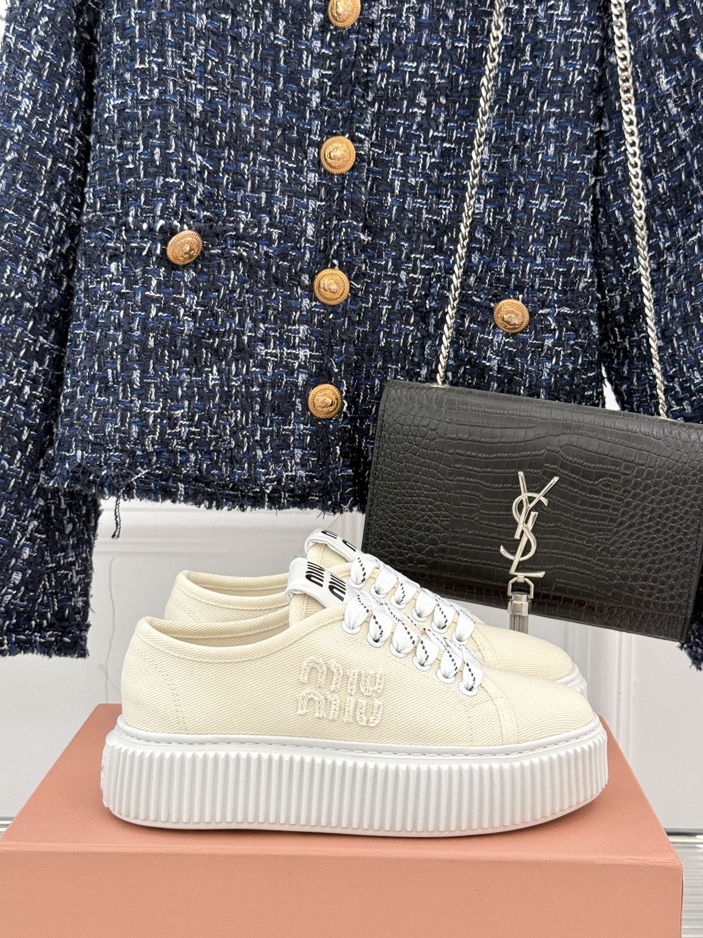 
Miu Miu/缪缪25s新品复古
厚底小白鞋帆布鞋半拖
缪缪这一季也太少女 太好看了！
简约的设计搭