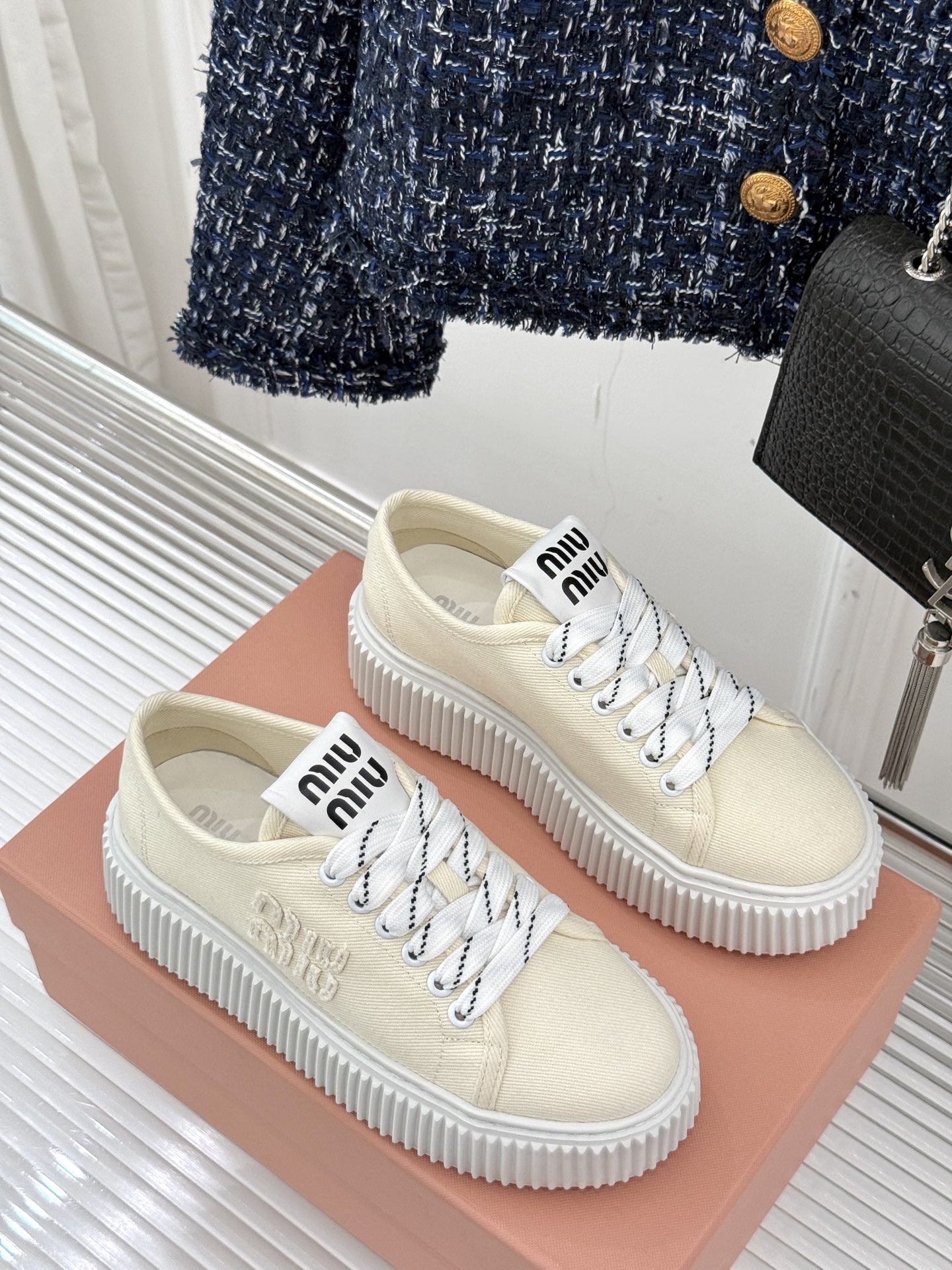 
Miu Miu/缪缪25s新品复古
厚底小白鞋帆布鞋半拖
缪缪这一季也太少女 太好看了！
简约的设计搭