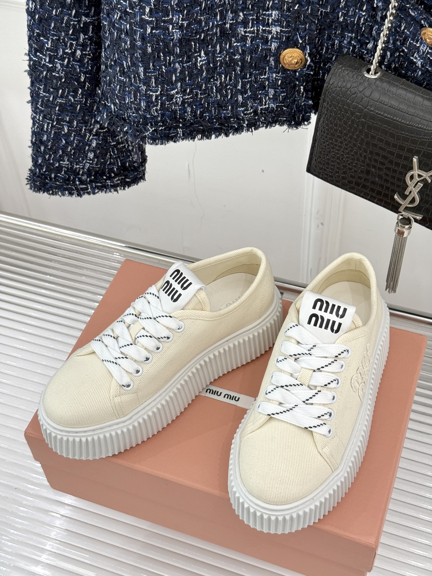 
Miu Miu/缪缪25s新品复古
厚底小白鞋帆布鞋半拖
缪缪这一季也太少女 太好看了！
简约的设计搭