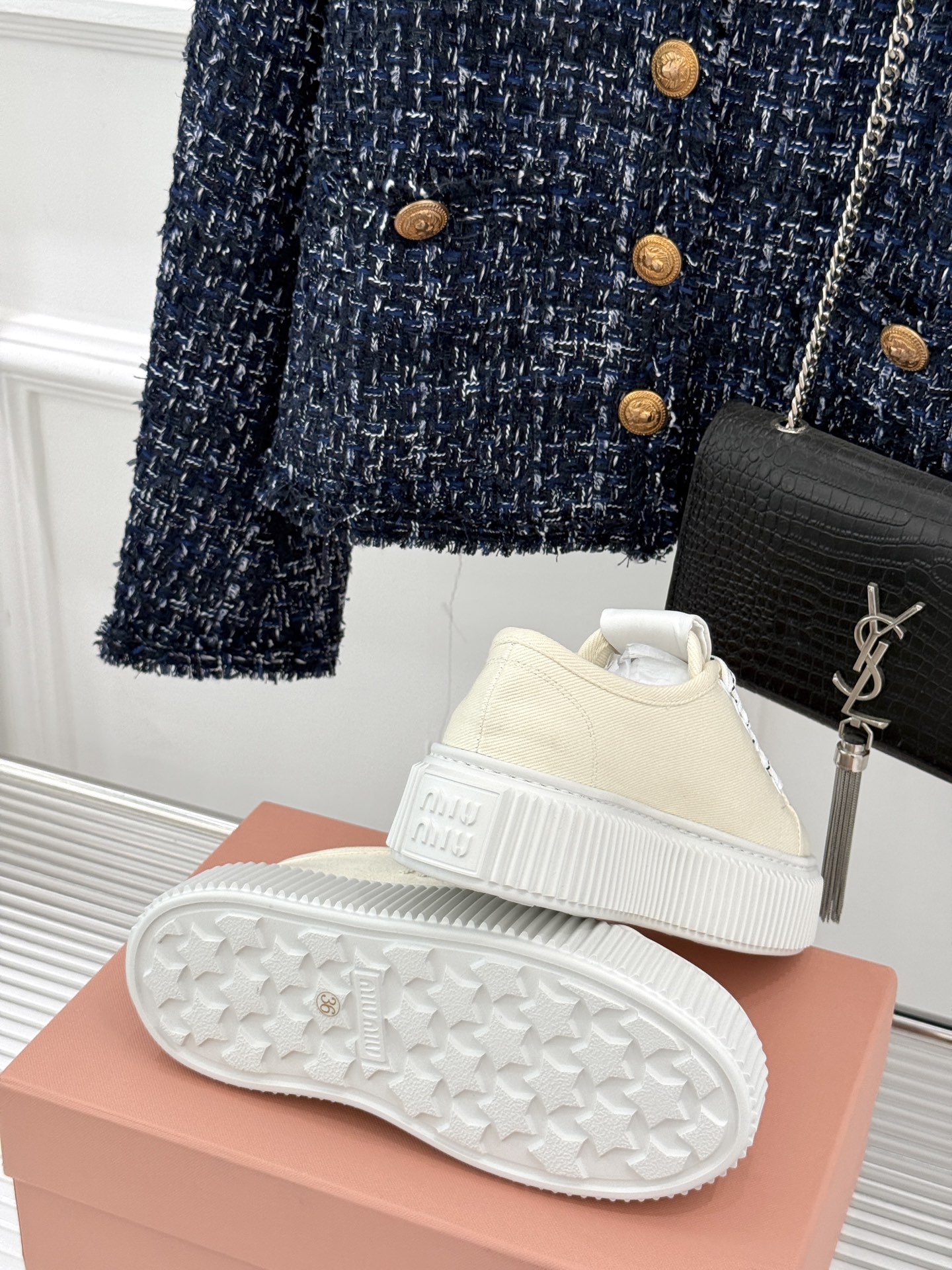 
Miu Miu/缪缪25s新品复古
厚底小白鞋帆布鞋半拖
缪缪这一季也太少女 太好看了！
简约的设计搭