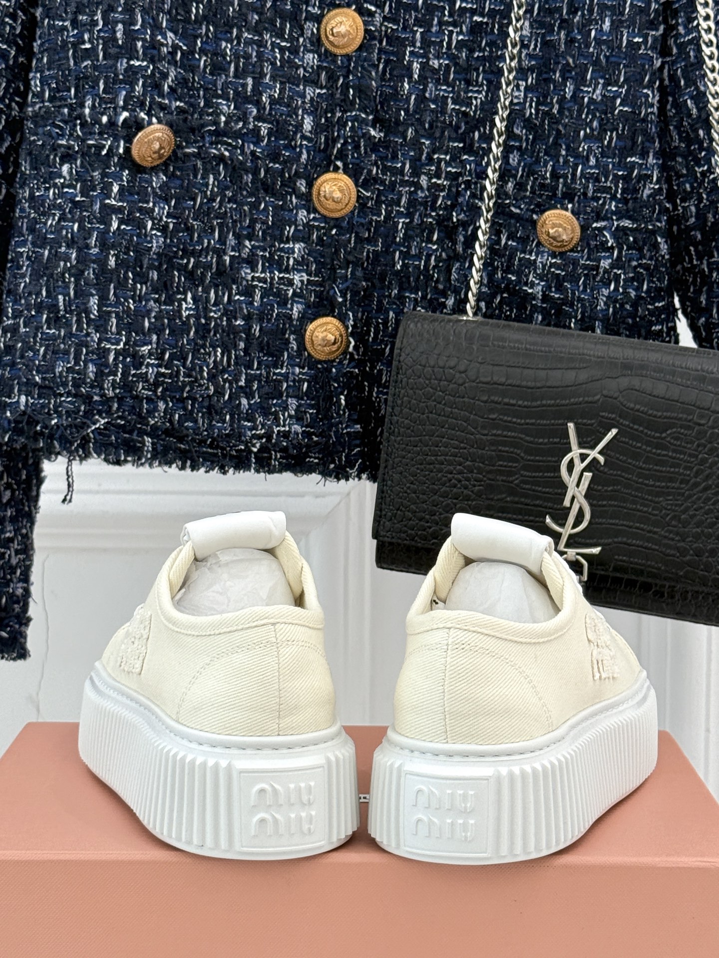 
Miu Miu/缪缪25s新品复古
厚底小白鞋帆布鞋半拖
缪缪这一季也太少女 太好看了！
简约的设计搭