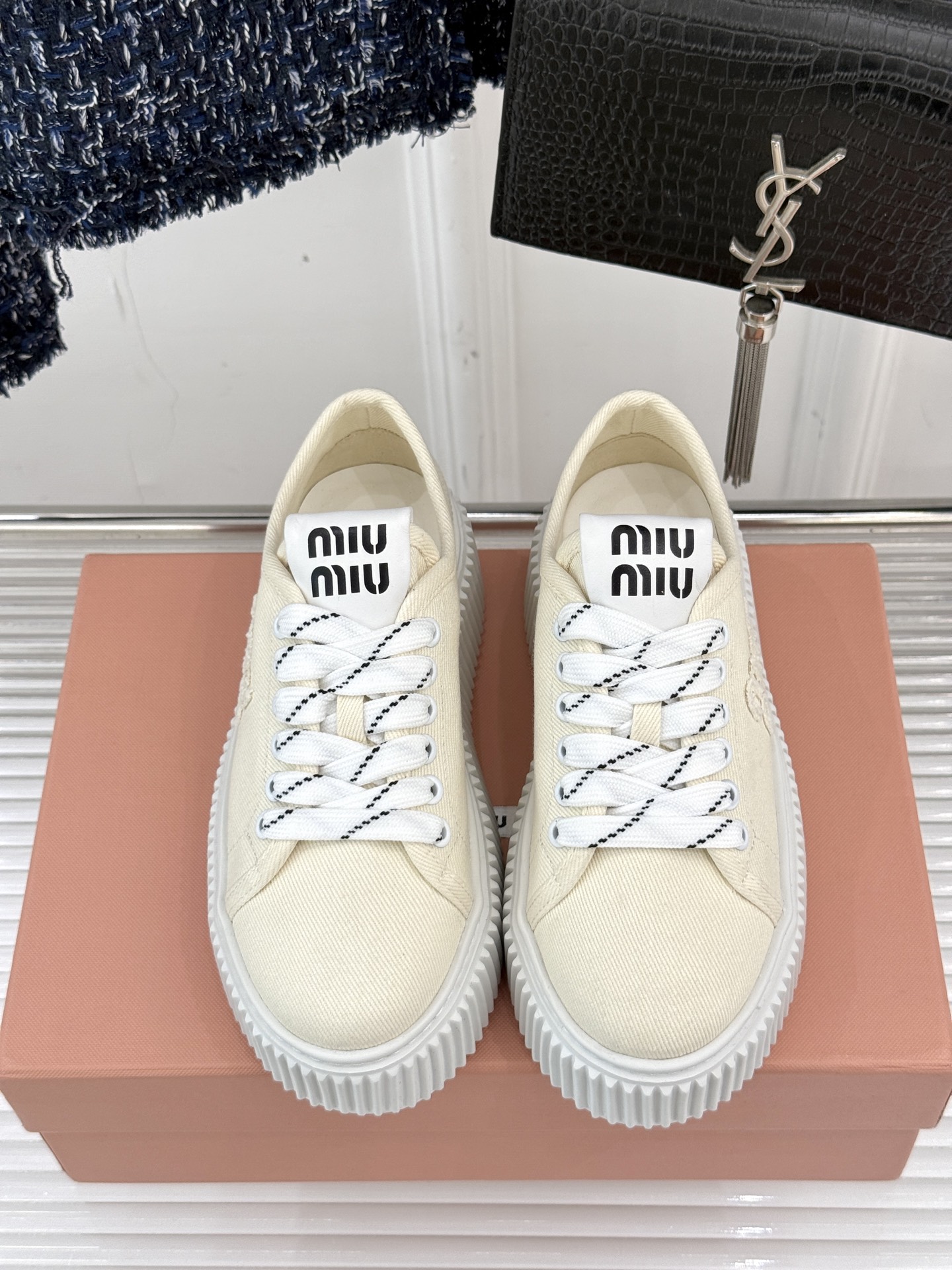 
Miu Miu/缪缪25s新品复古
厚底小白鞋帆布鞋半拖
缪缪这一季也太少女 太好看了！
简约的设计搭