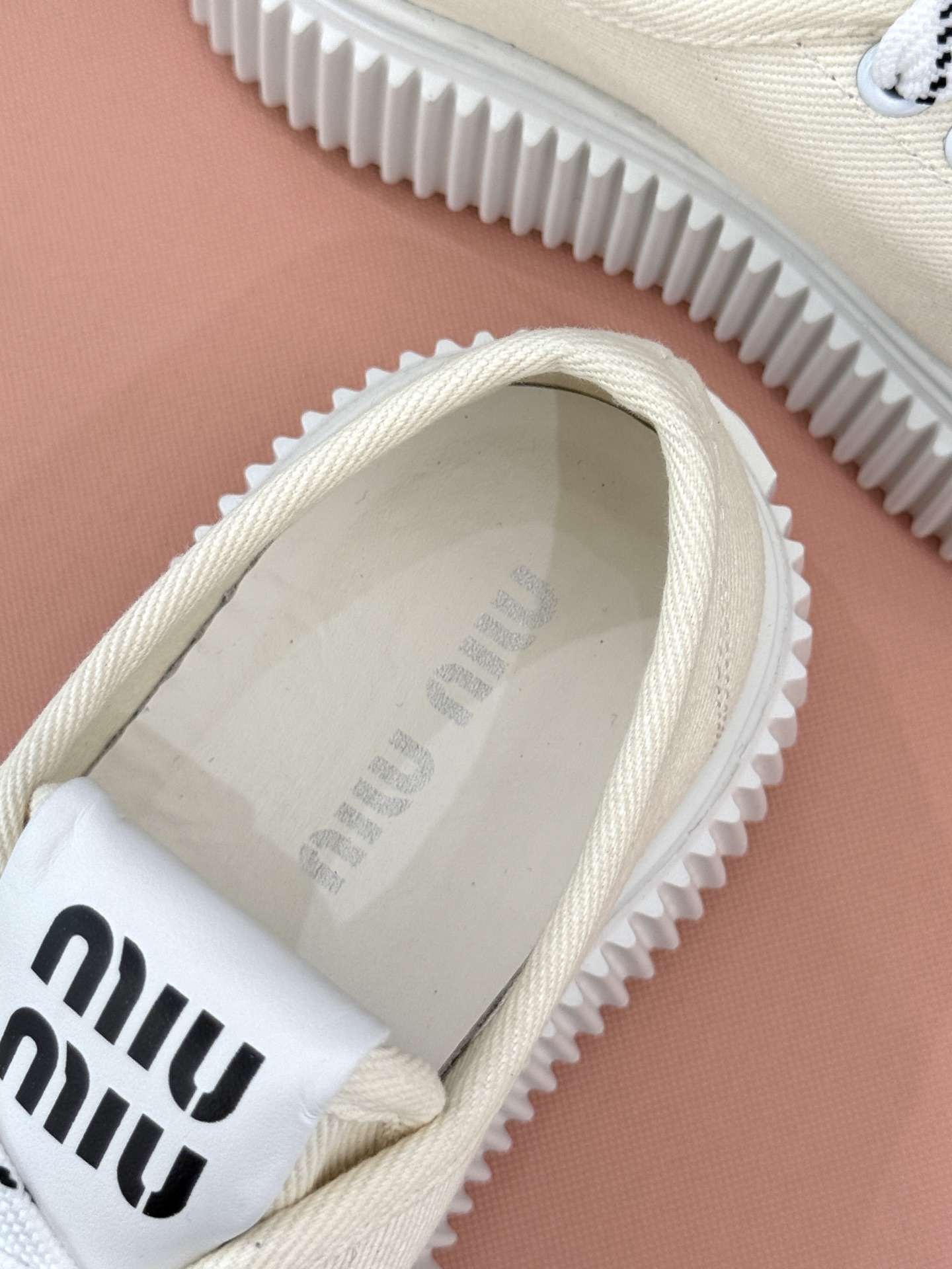 
Miu Miu/缪缪25s新品复古
厚底小白鞋帆布鞋半拖
缪缪这一季也太少女 太好看了！
简约的设计搭