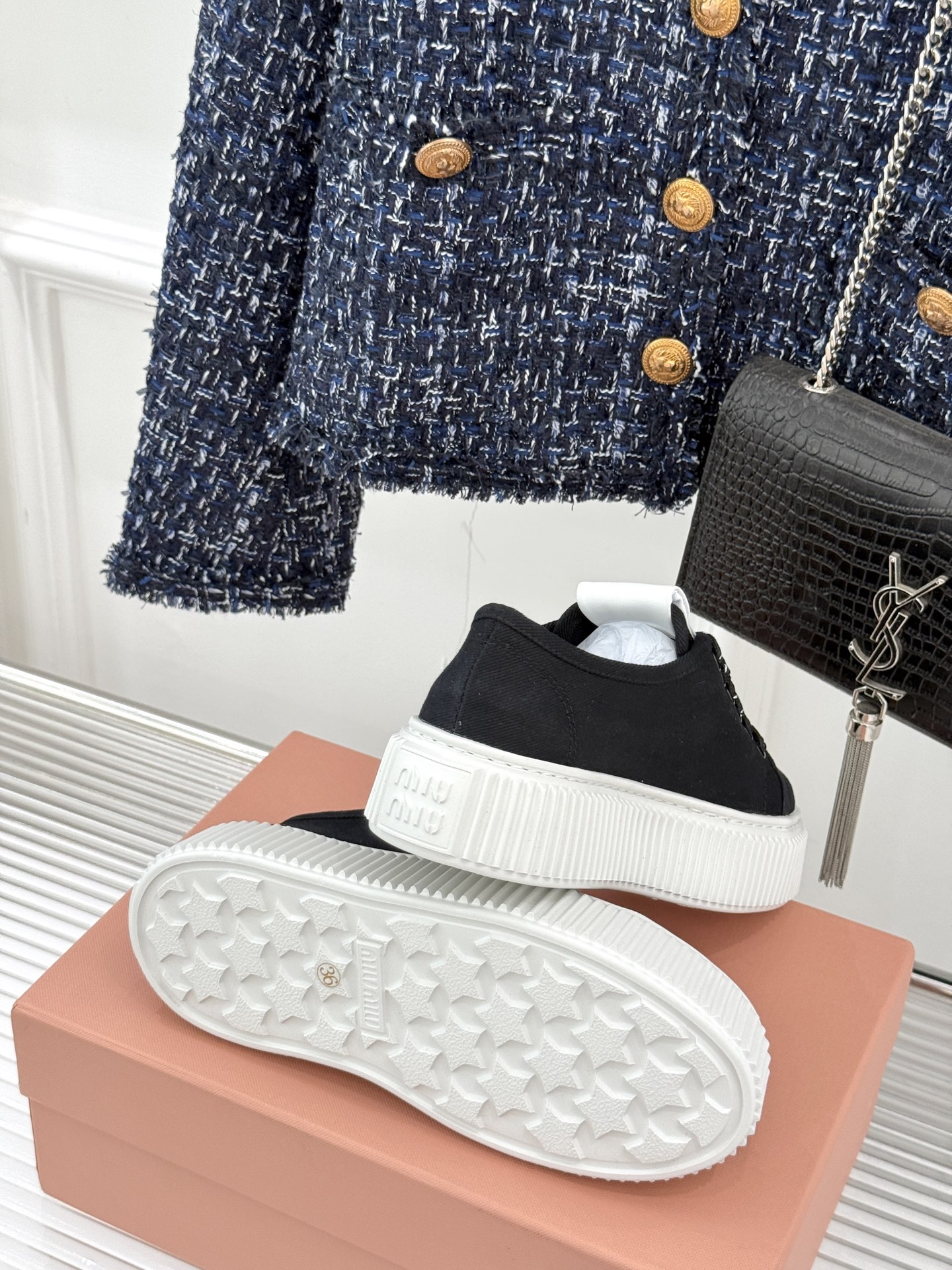 
Miu Miu/缪缪25s新品复古
厚底小白鞋帆布鞋半拖
缪缪这一季也太少女 太好看了！
简约的设计搭