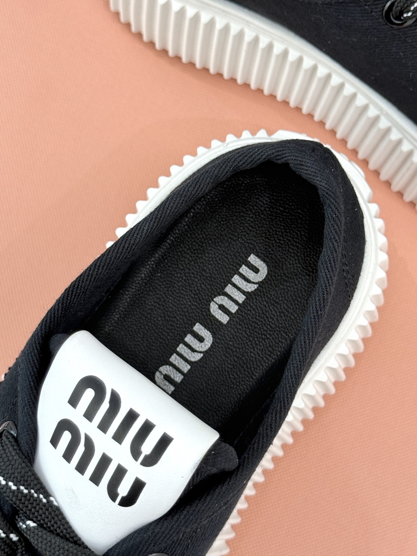
Miu Miu/缪缪25s新品复古
厚底小白鞋帆布鞋半拖
缪缪这一季也太少女 太好看了！
简约的设计搭