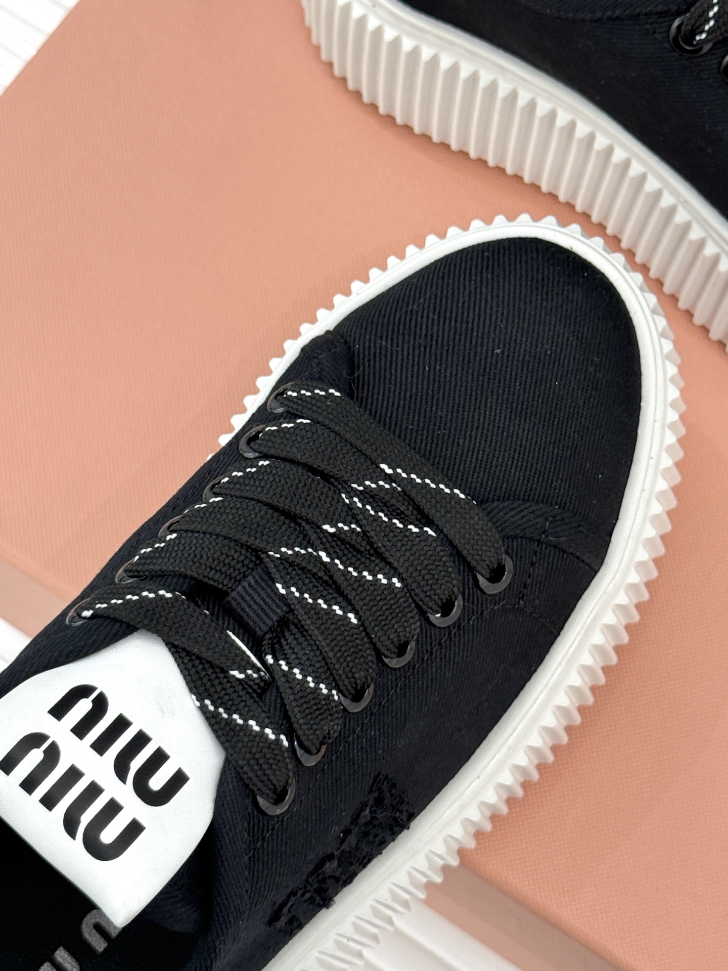 
Miu Miu/缪缪25s新品复古
厚底小白鞋帆布鞋半拖
缪缪这一季也太少女 太好看了！
简约的设计搭