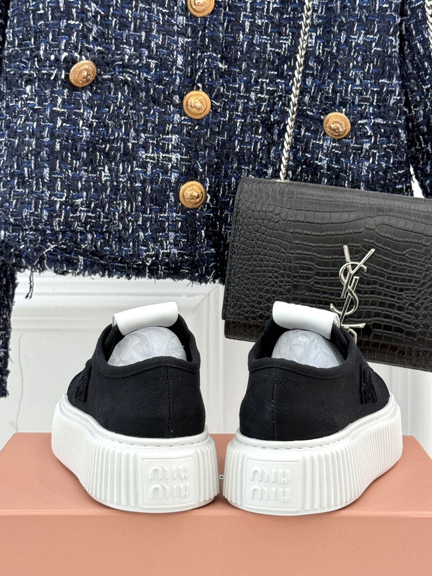 
Miu Miu/缪缪25s新品复古
厚底小白鞋帆布鞋半拖
缪缪这一季也太少女 太好看了！
简约的设计搭