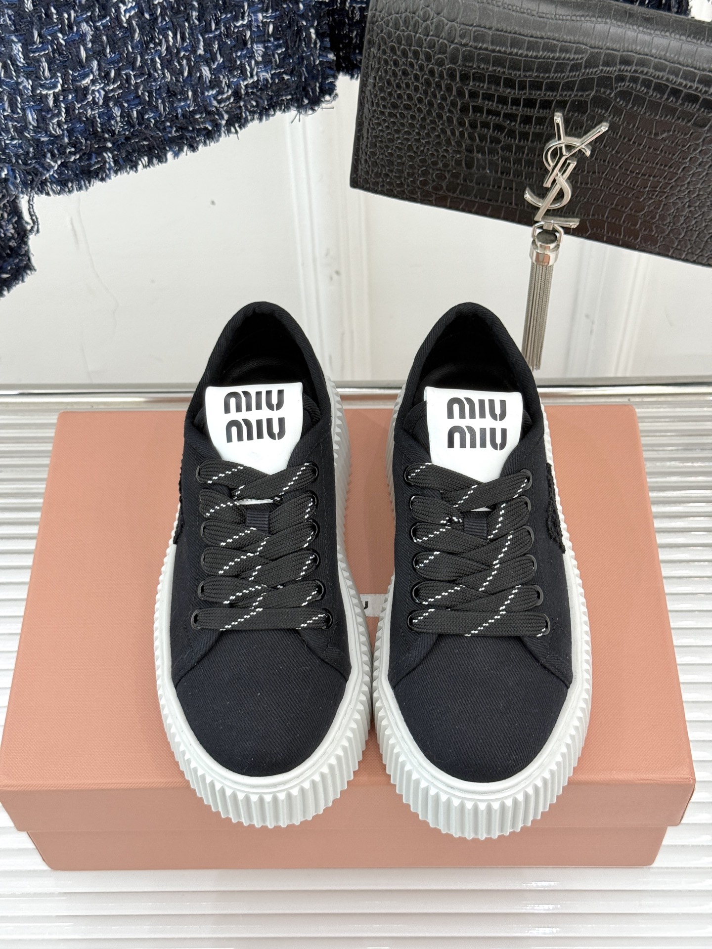
Miu Miu/缪缪25s新品复古
厚底小白鞋帆布鞋半拖
缪缪这一季也太少女 太好看了！
简约的设计搭