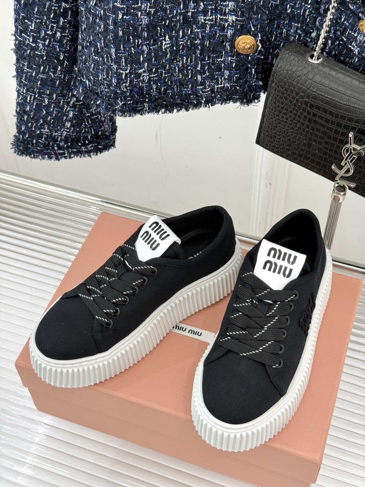 
Miu Miu/缪缪25s新品复古
厚底小白鞋帆布鞋半拖
缪缪这一季也太少女 太好看了！
简约的设计搭